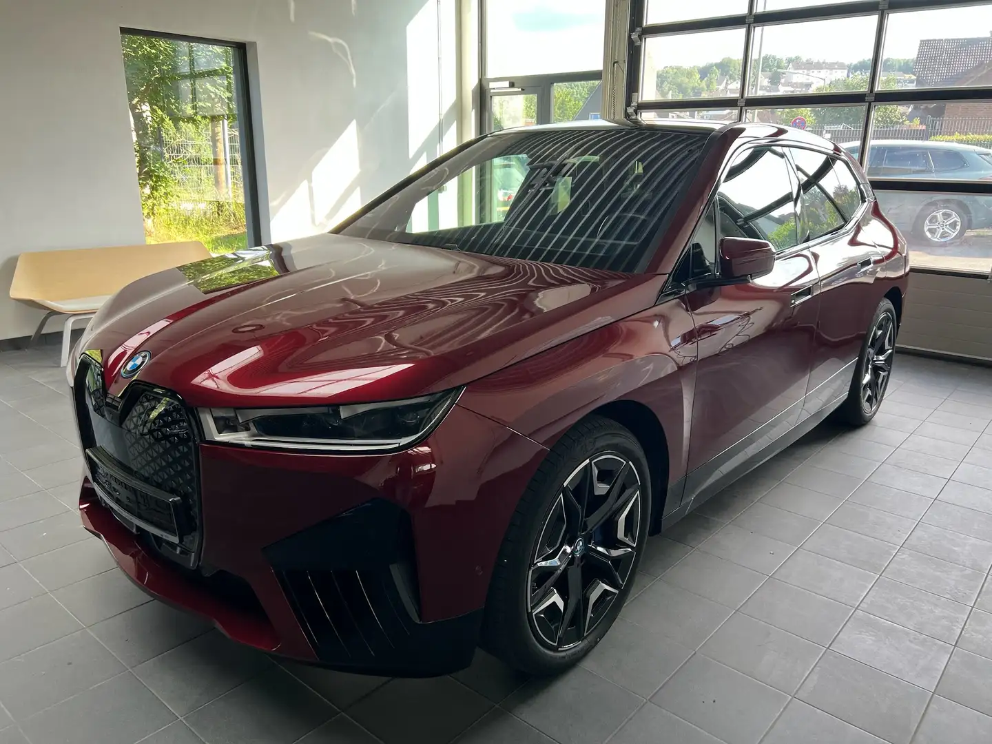 BMW iX 40 xDrive Bowers_Pano_AHK_Amido_2Achs Luftfederung Rot - 1