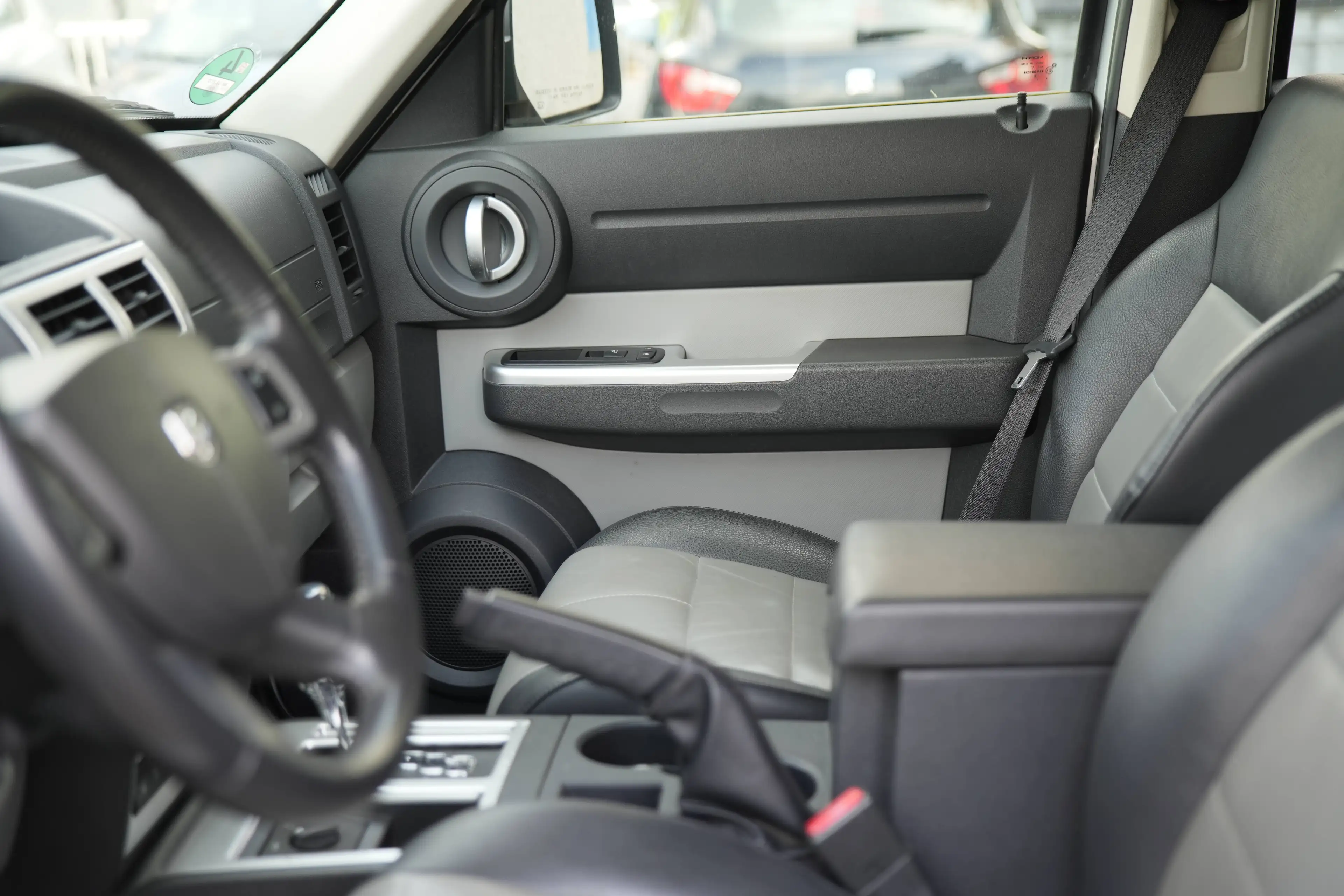 Dodge Nitro SXT — photo 15