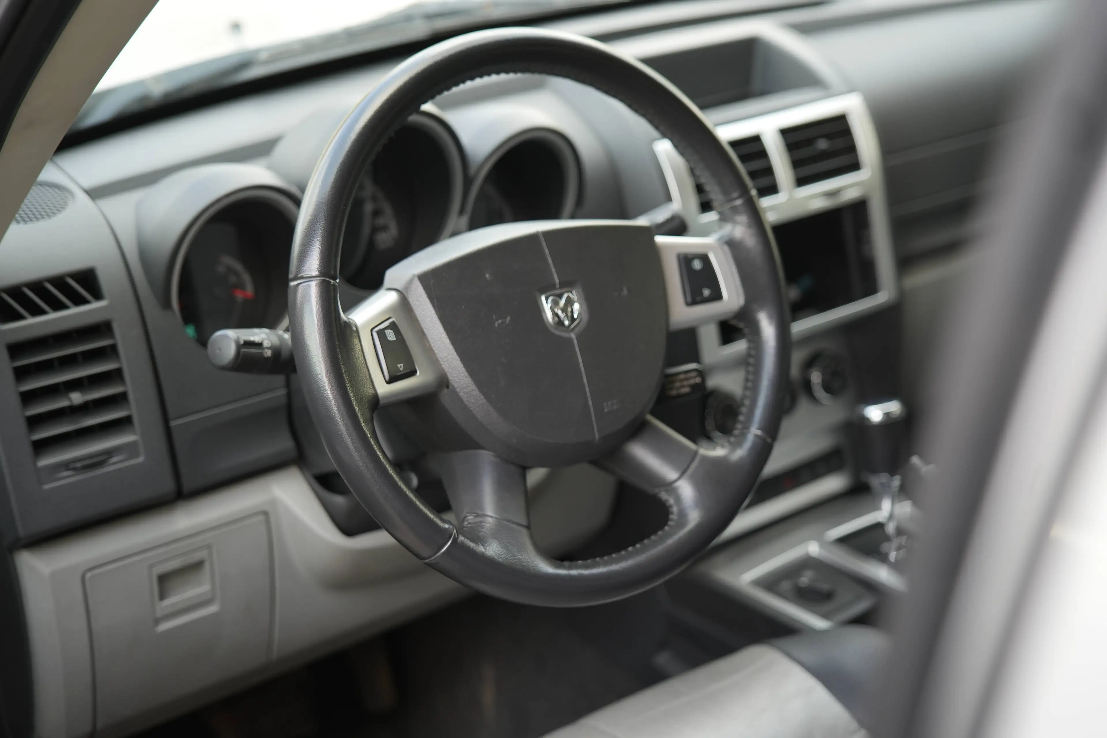 Dodge Nitro SXT — photo 11