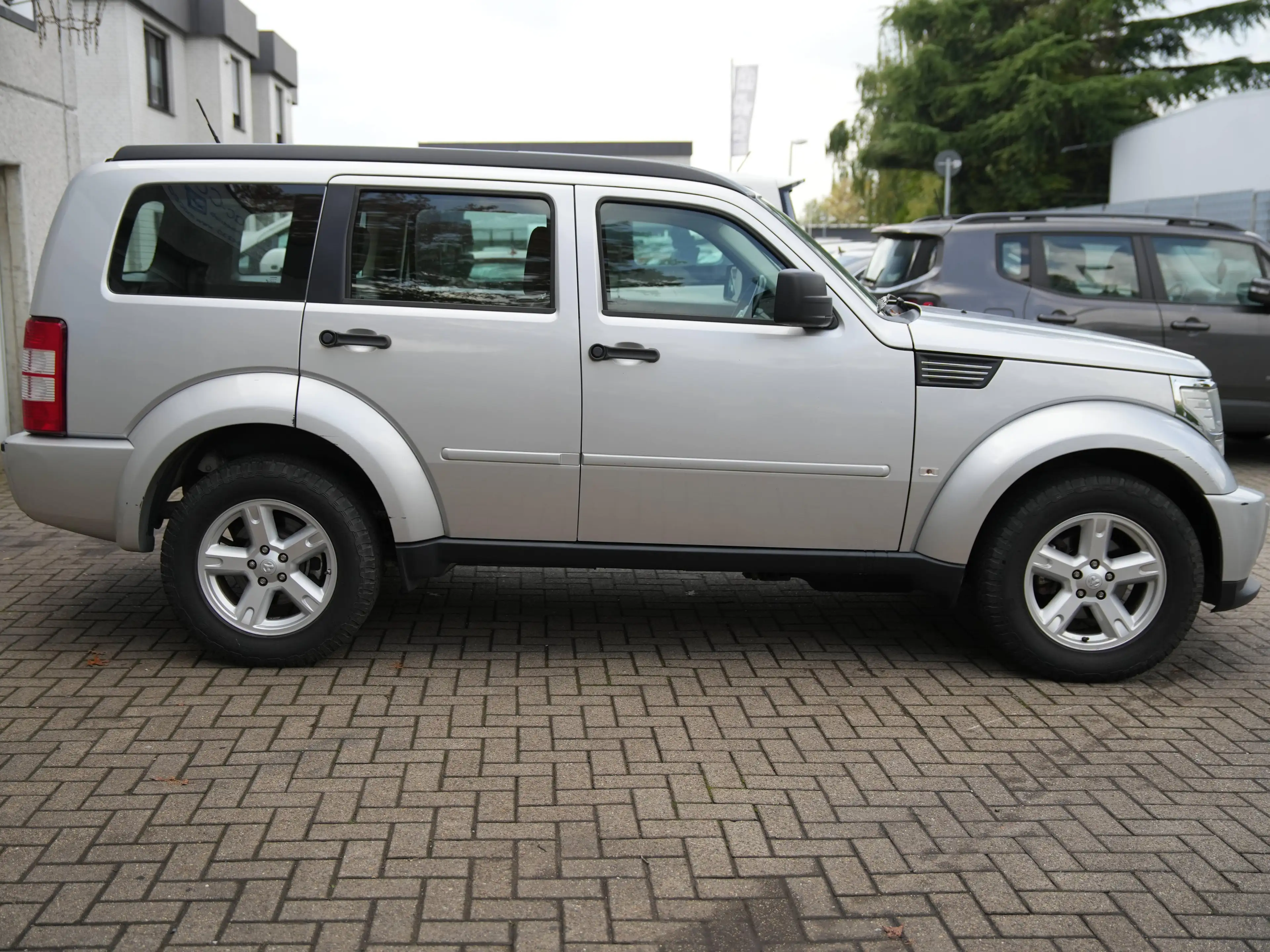 Dodge Nitro SXT — photo 8