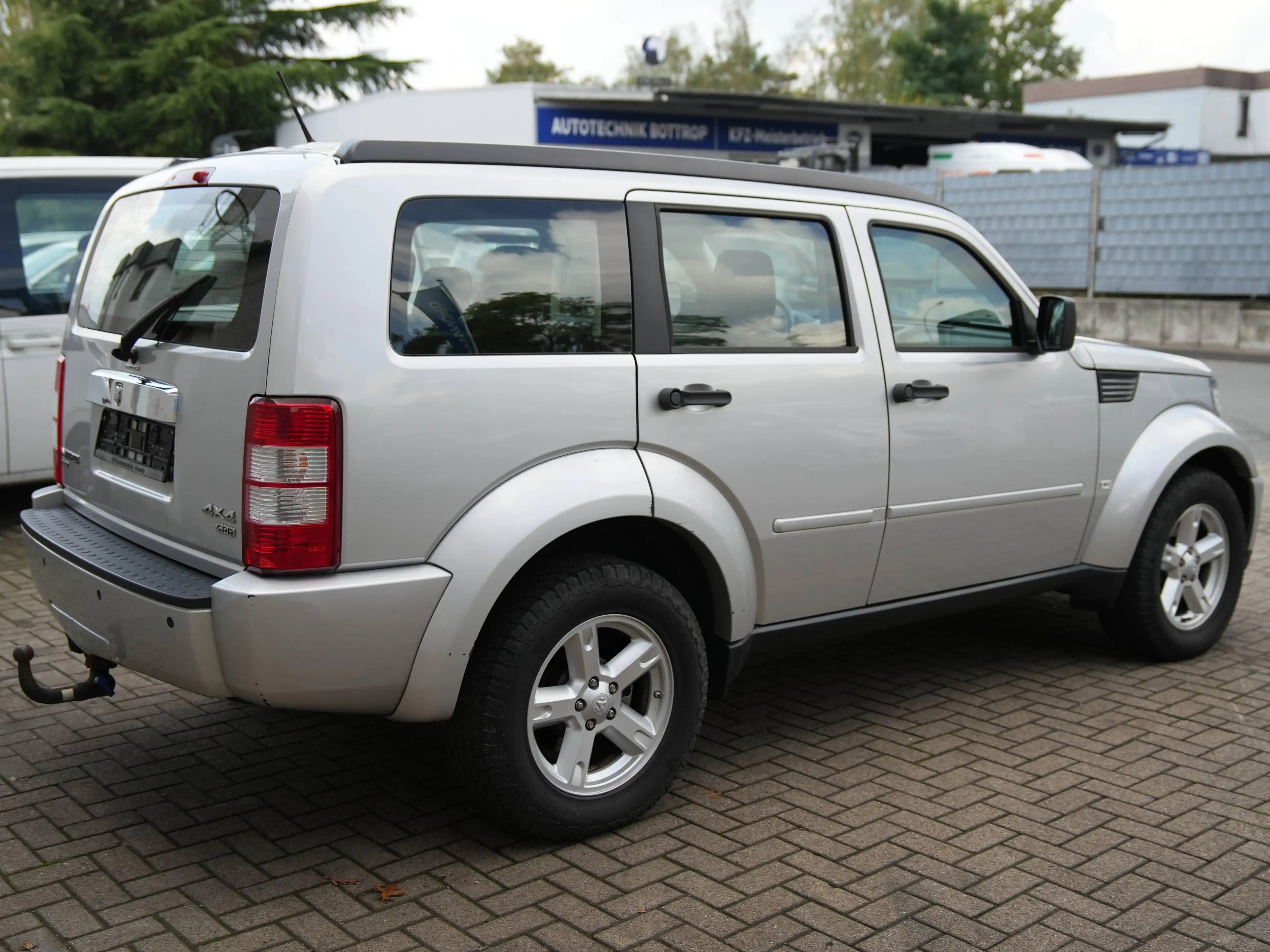 Dodge Nitro SXT — photo 7