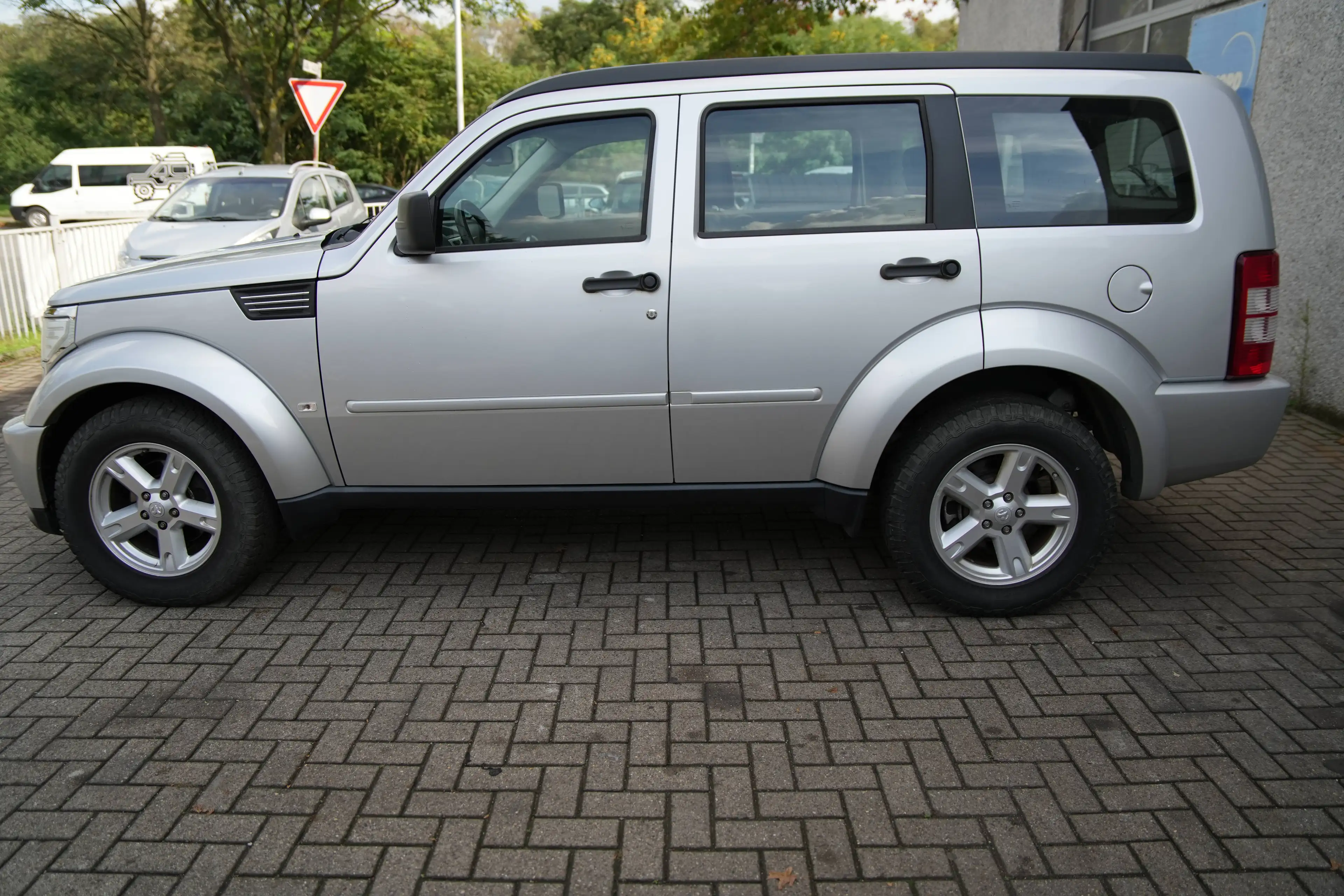 Dodge Nitro SXT — photo 4
