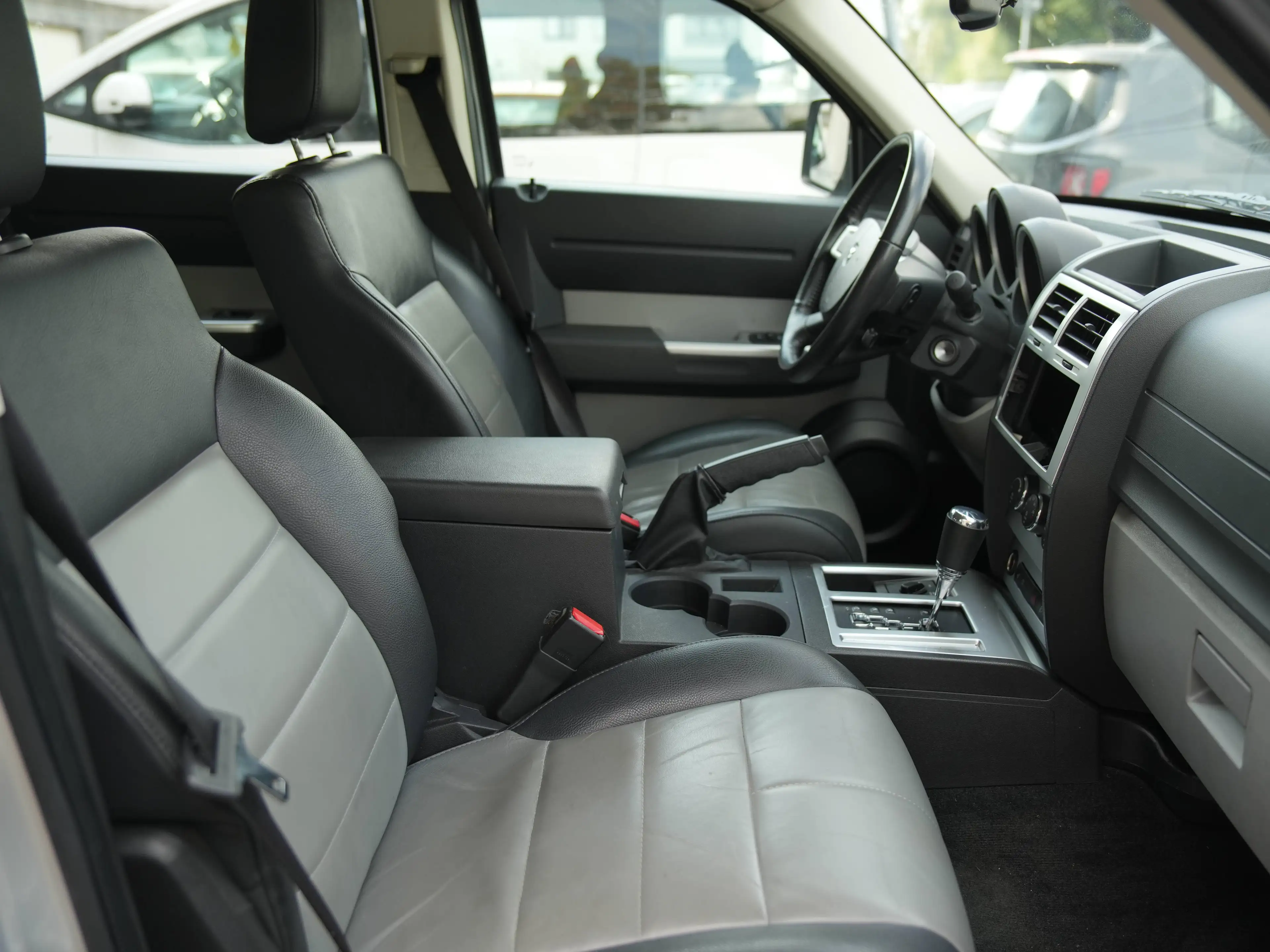 Dodge Nitro SXT — photo 13