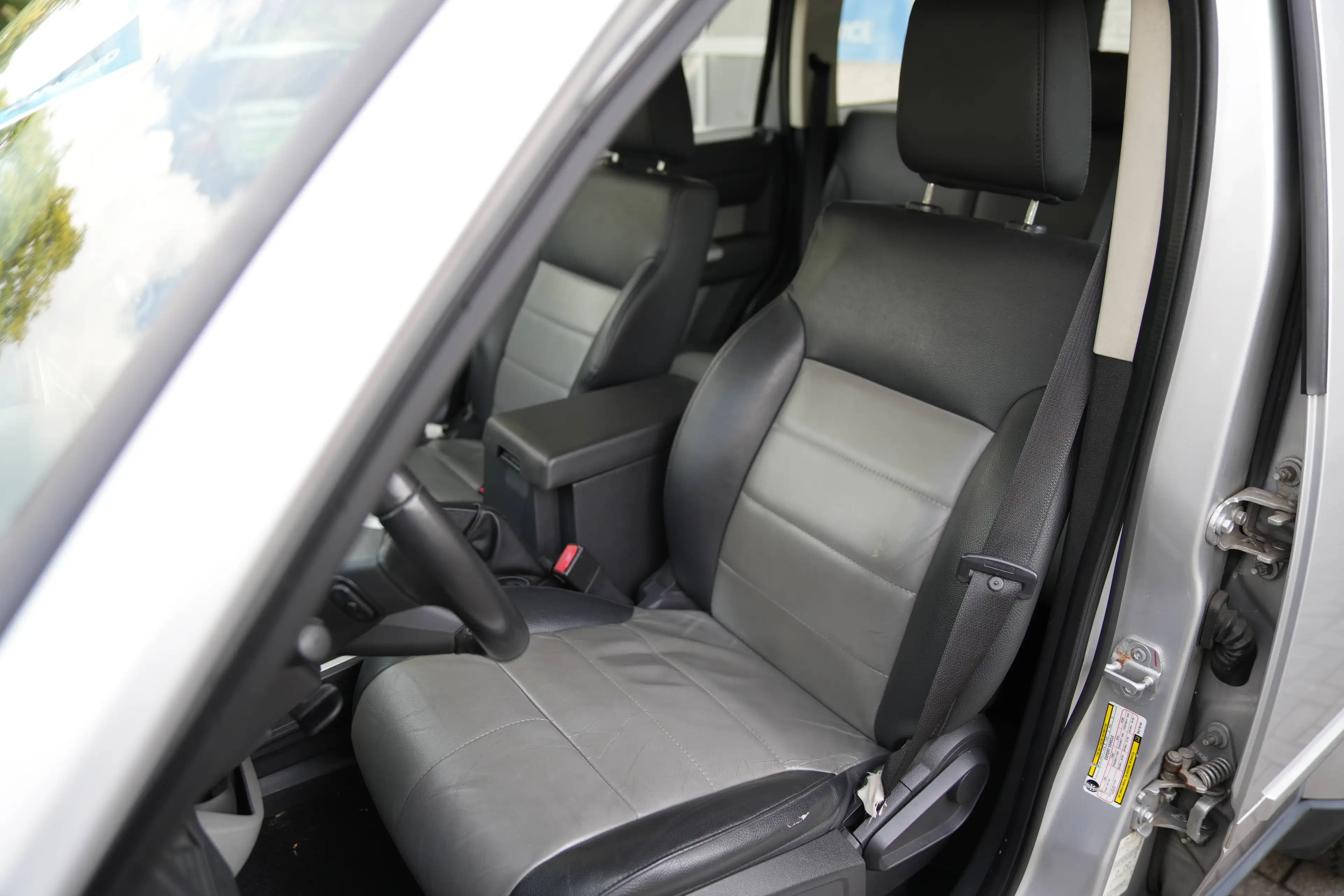 Dodge Nitro SXT — photo 14