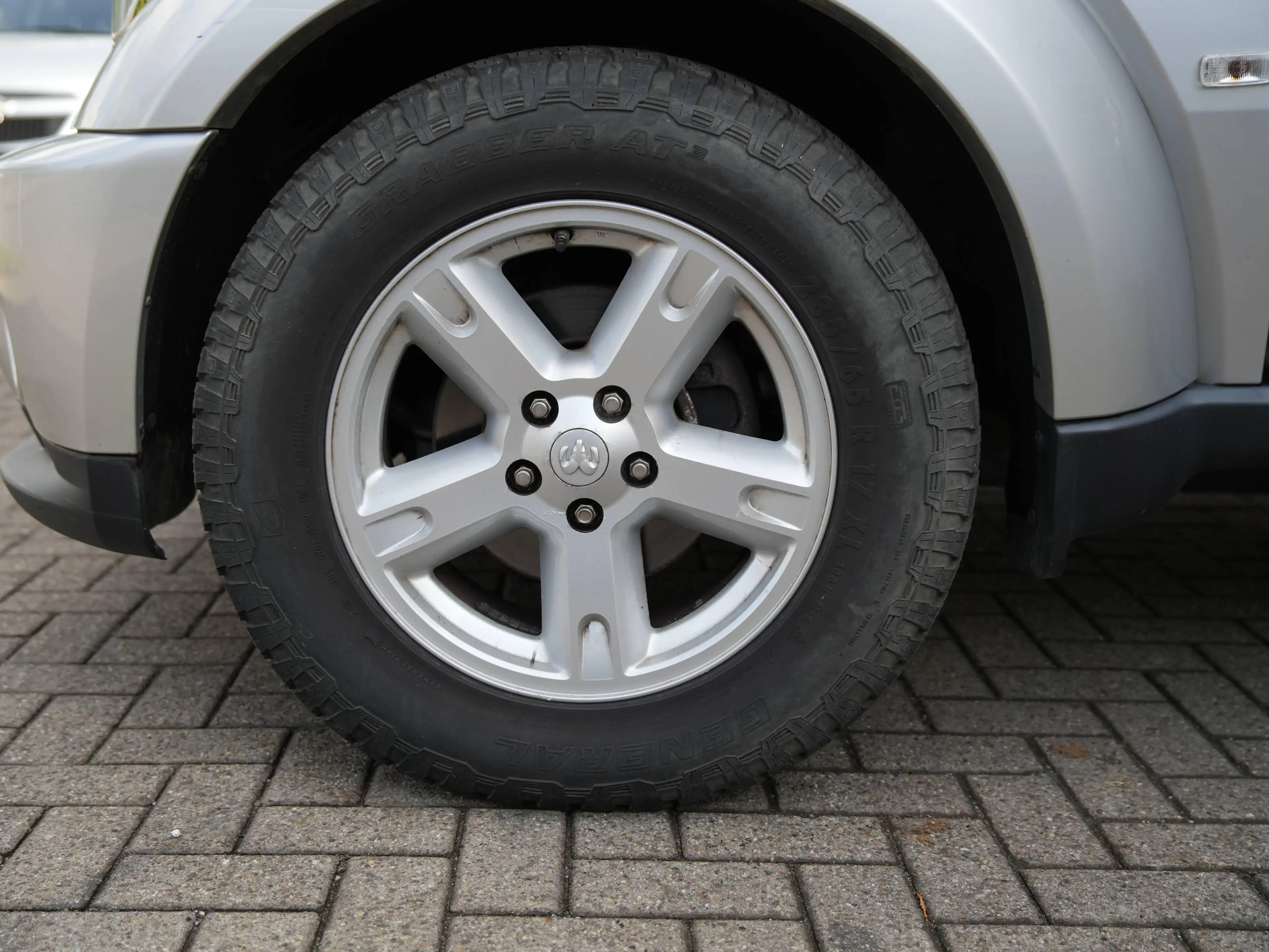 Dodge Nitro SXT — photo 9