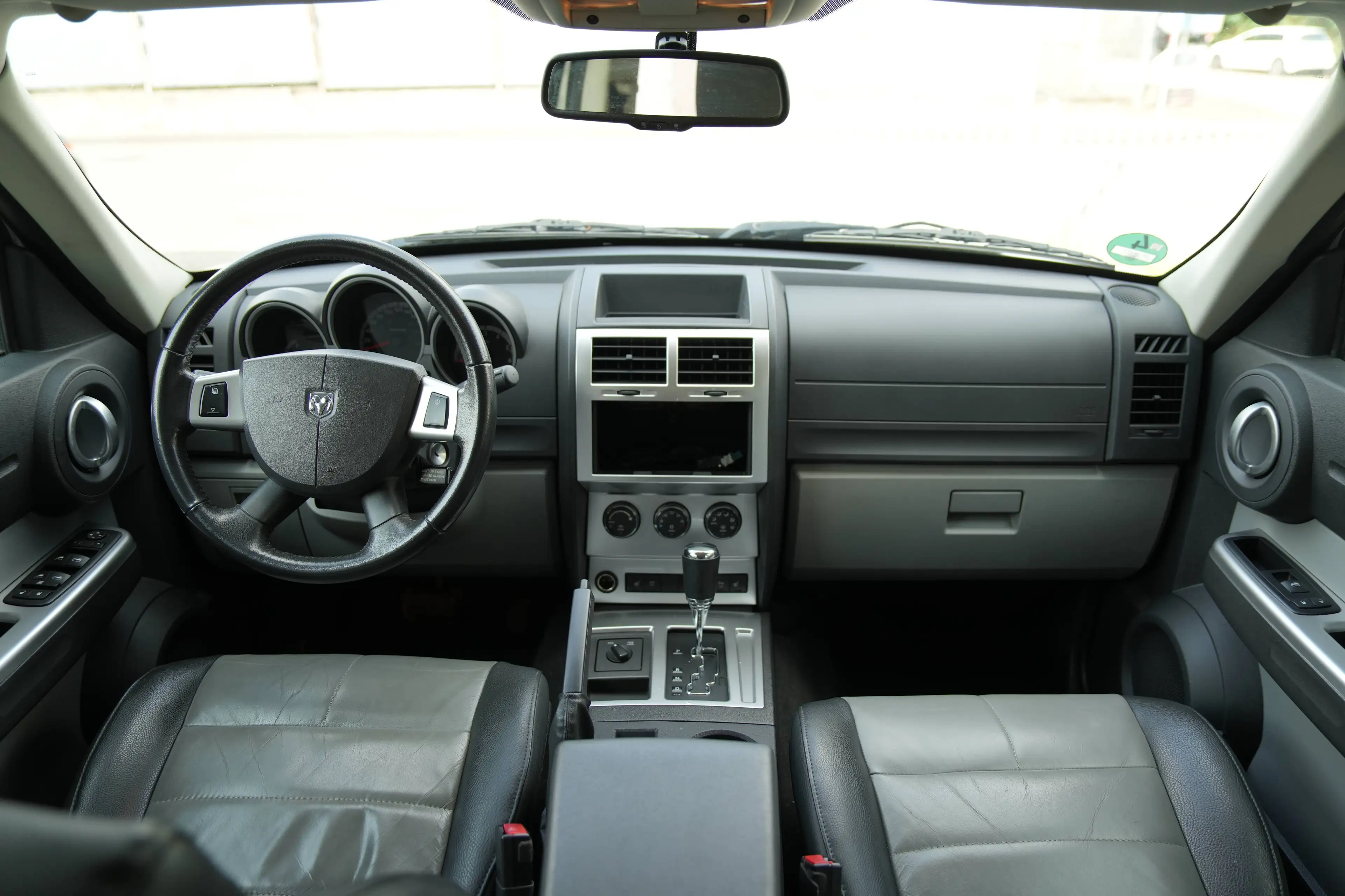 Dodge Nitro SXT — photo 10