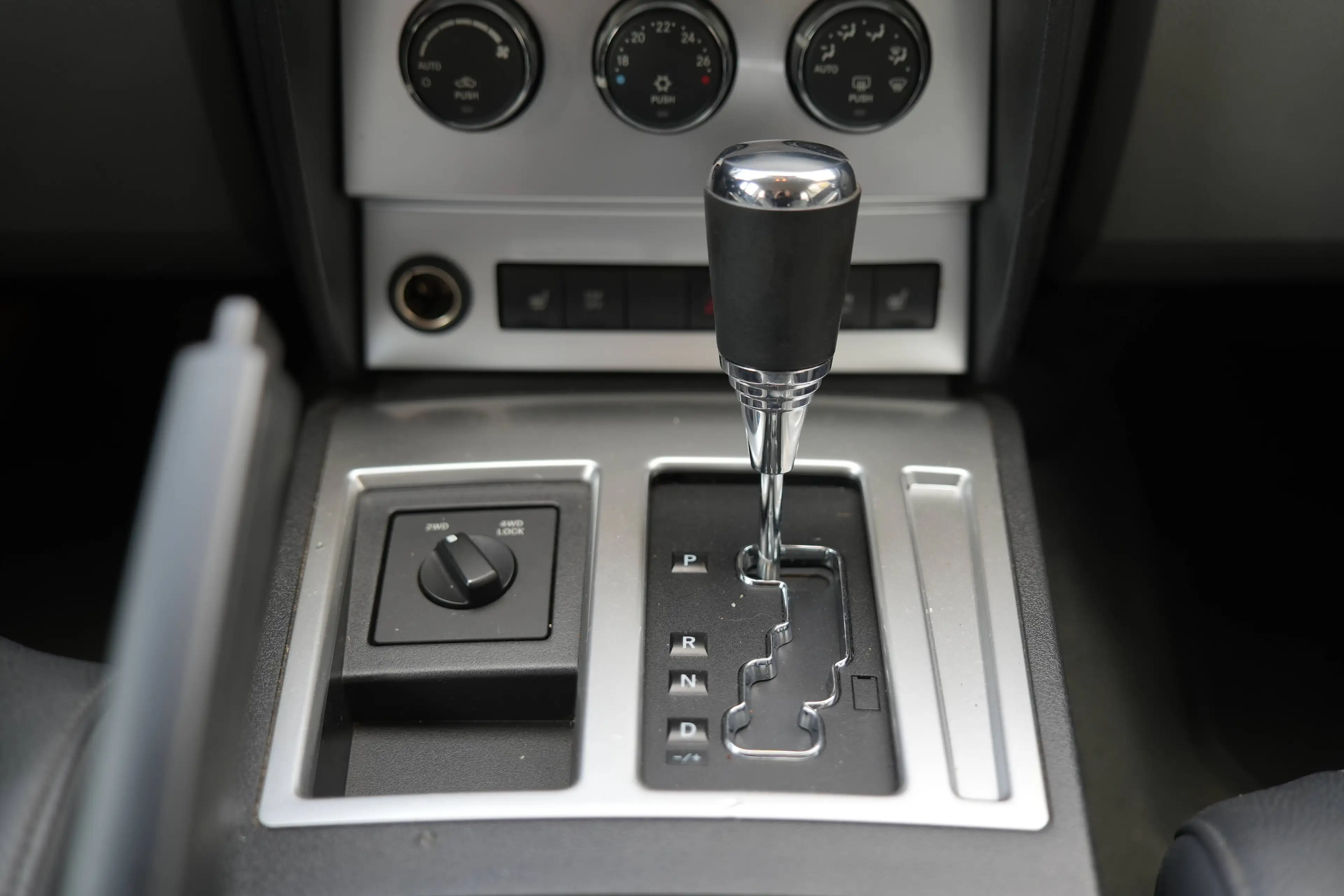 Dodge Nitro SXT — photo 12