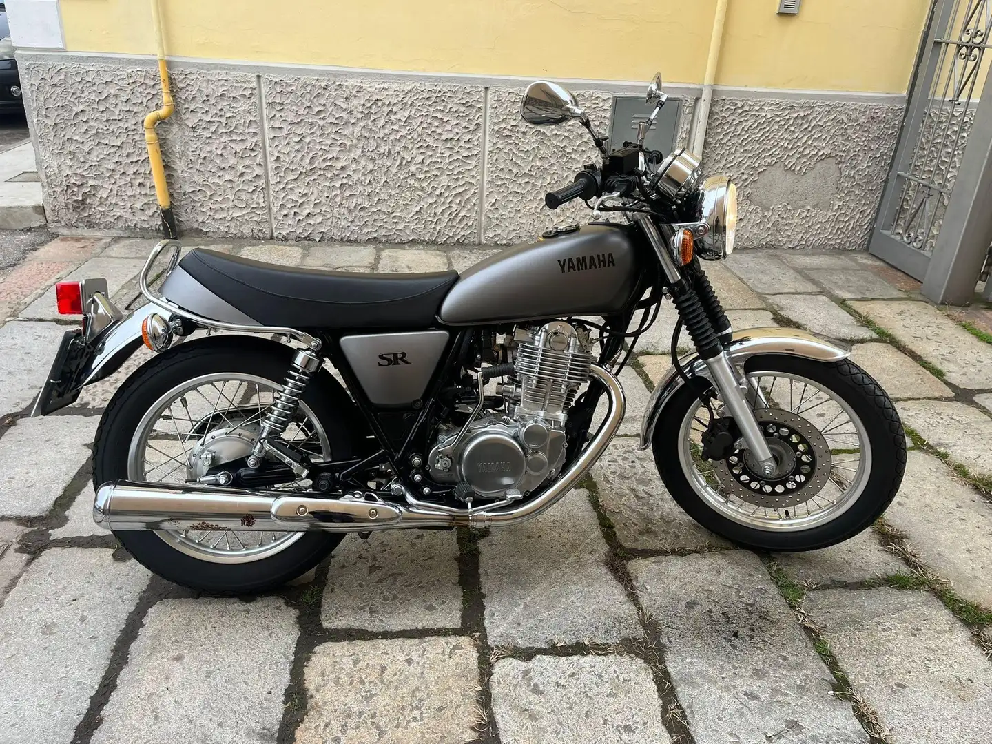 Yamaha SR 400 Gris - 1