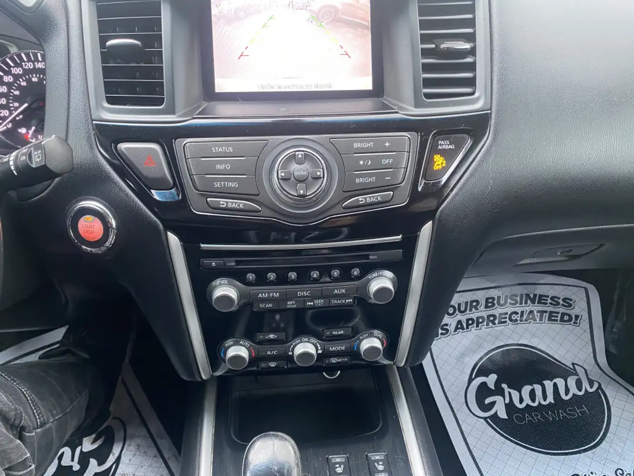 Nissan Pathfinder снимка Nissan Pathfinder