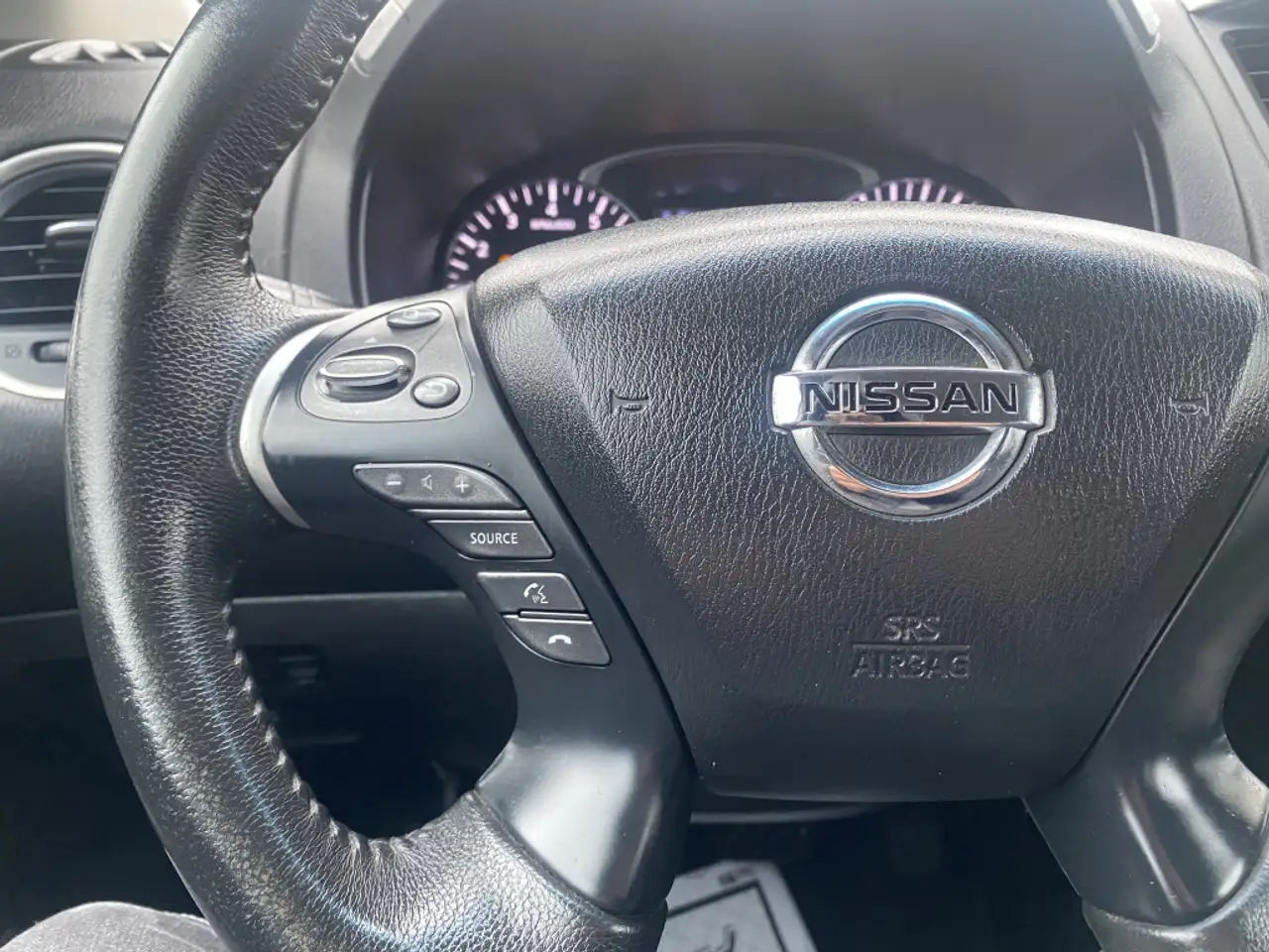 Nissan Pathfinder снимка Nissan Pathfinder