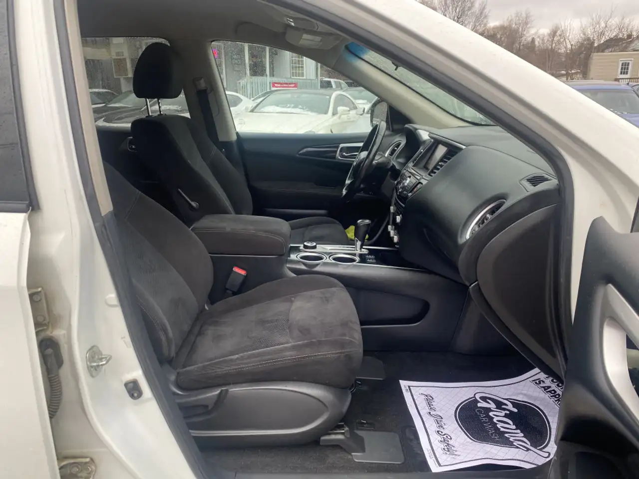 Nissan Pathfinder снимка Nissan Pathfinder