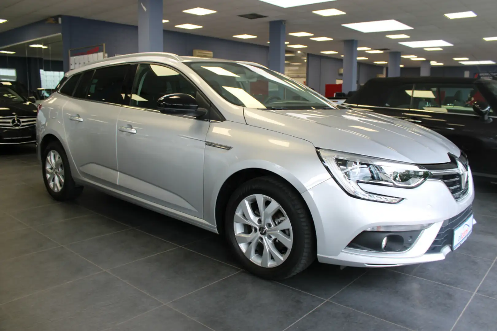 Renault Megane Grandtour TCe 115 GPF LIMITED Silver - 1