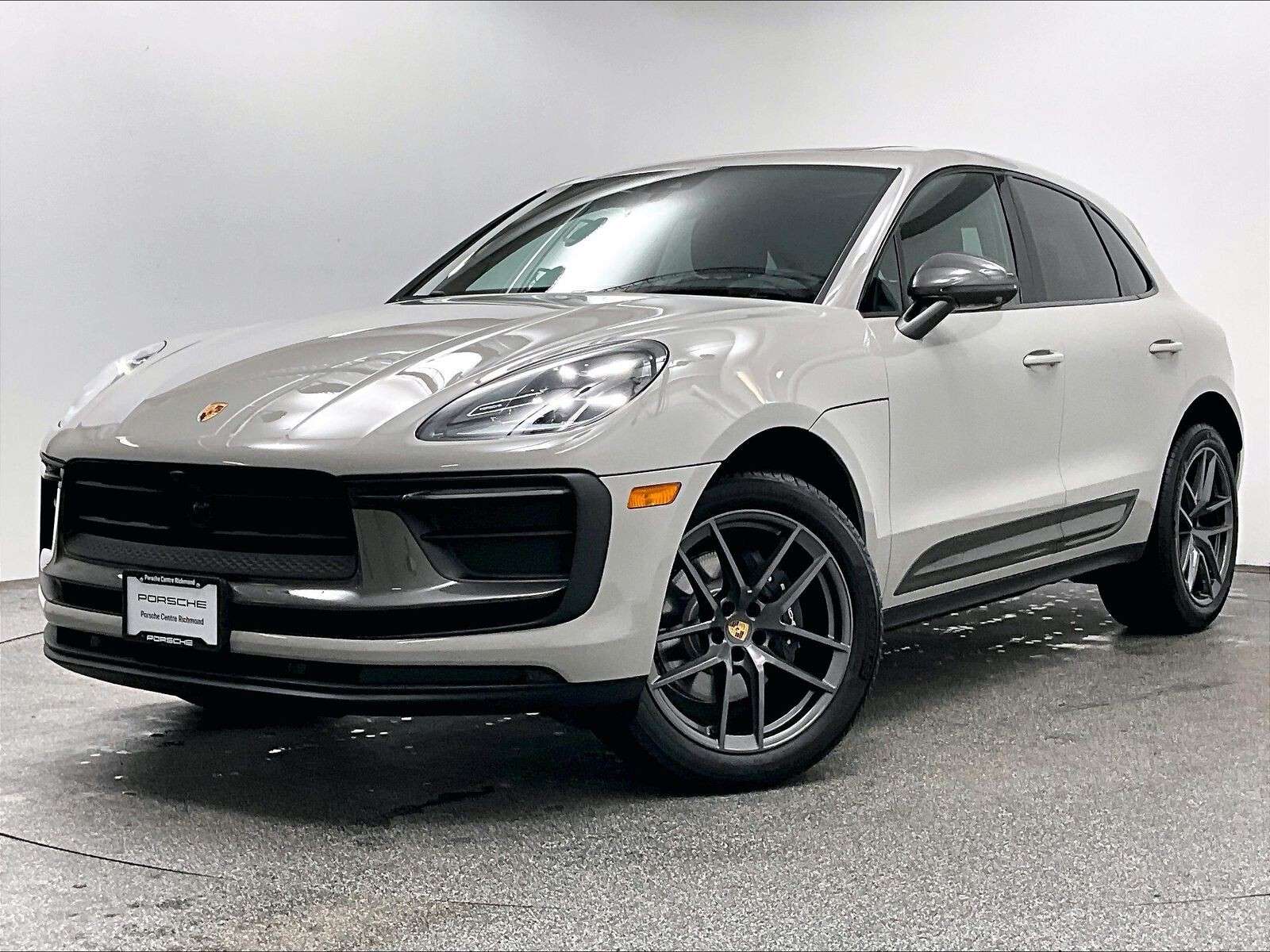 2026 Porsche Macan T thumb 38