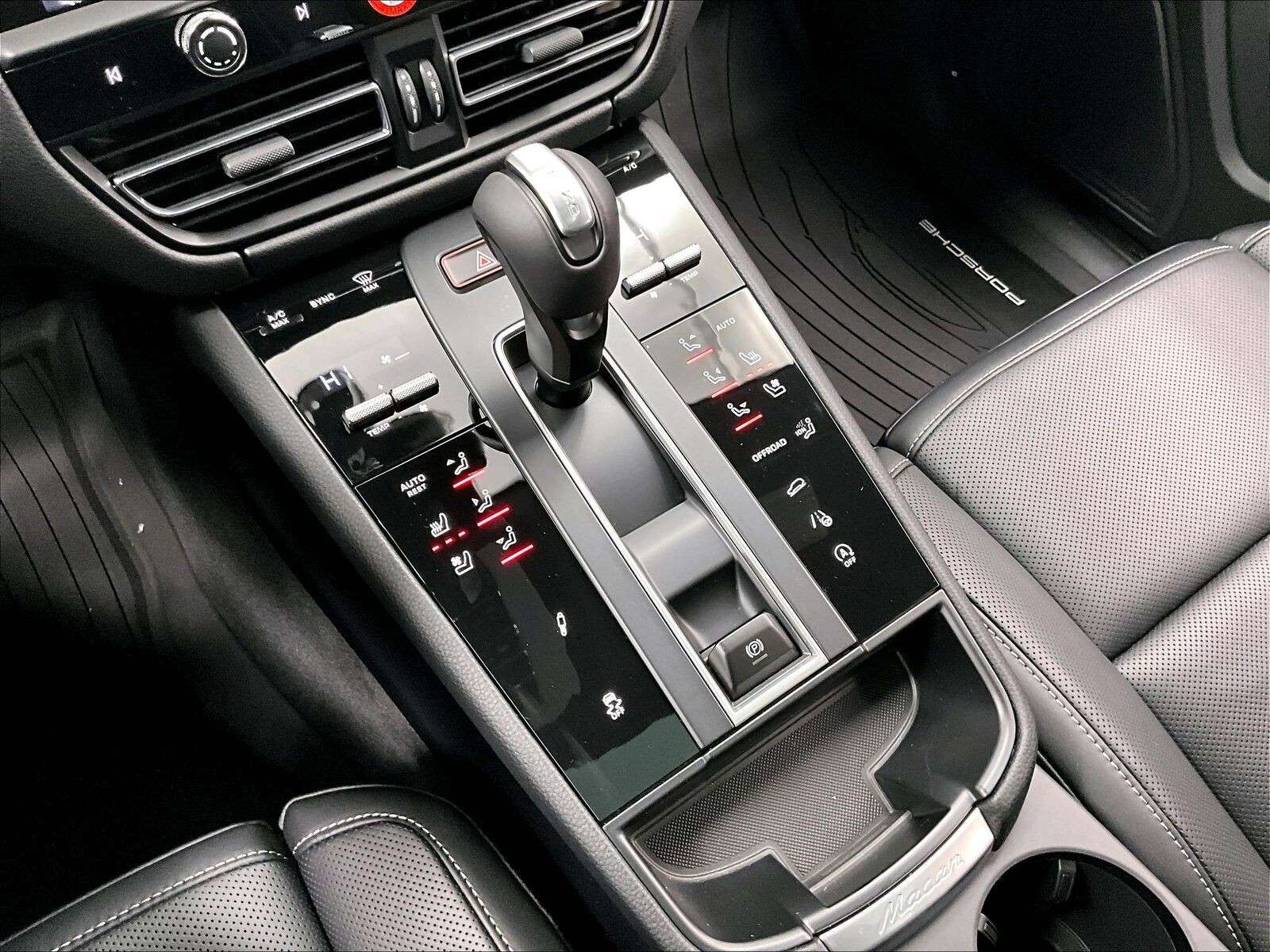2026 Porsche Macan T thumb 24