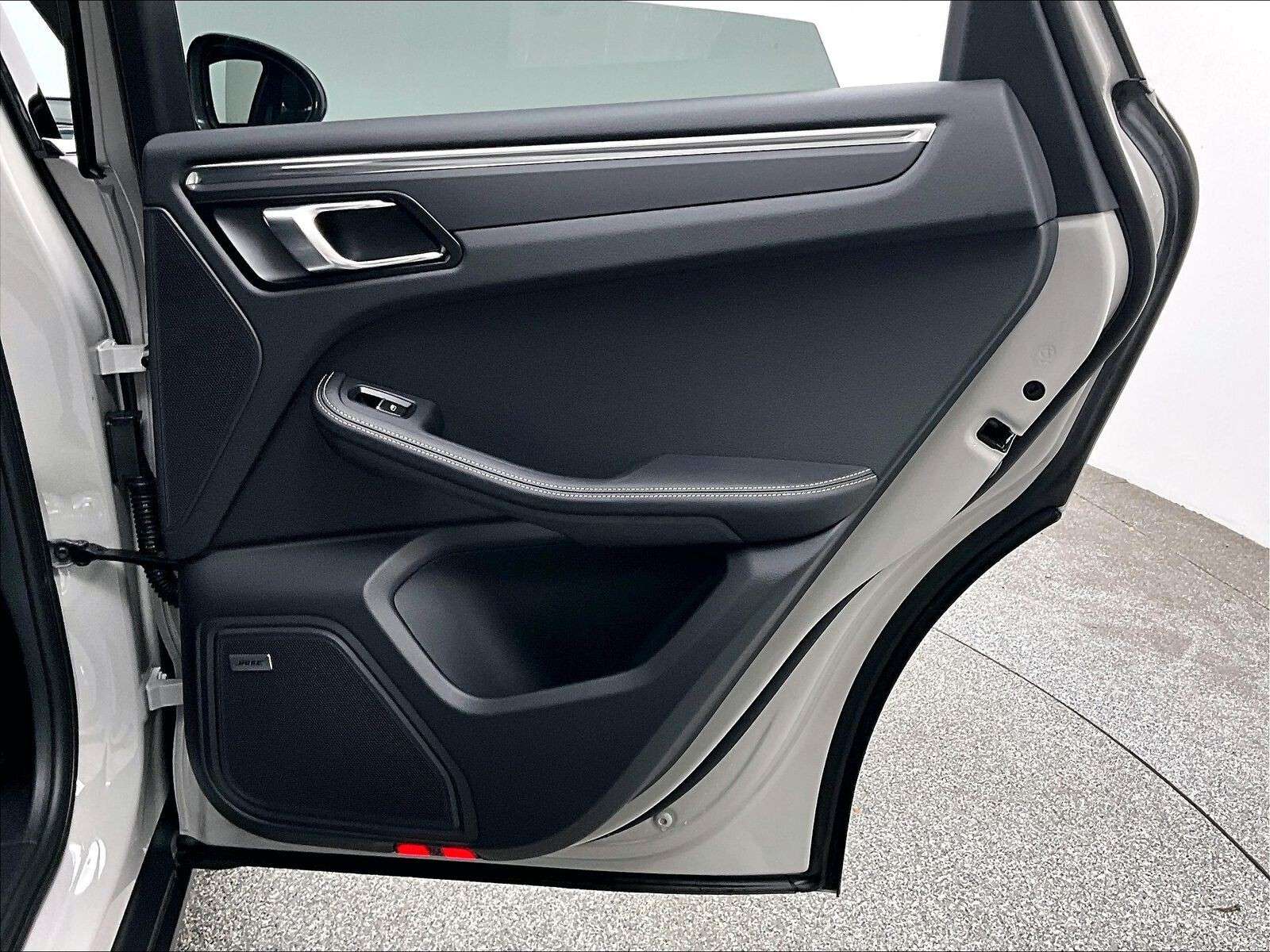 2026 Porsche Macan T thumb 30