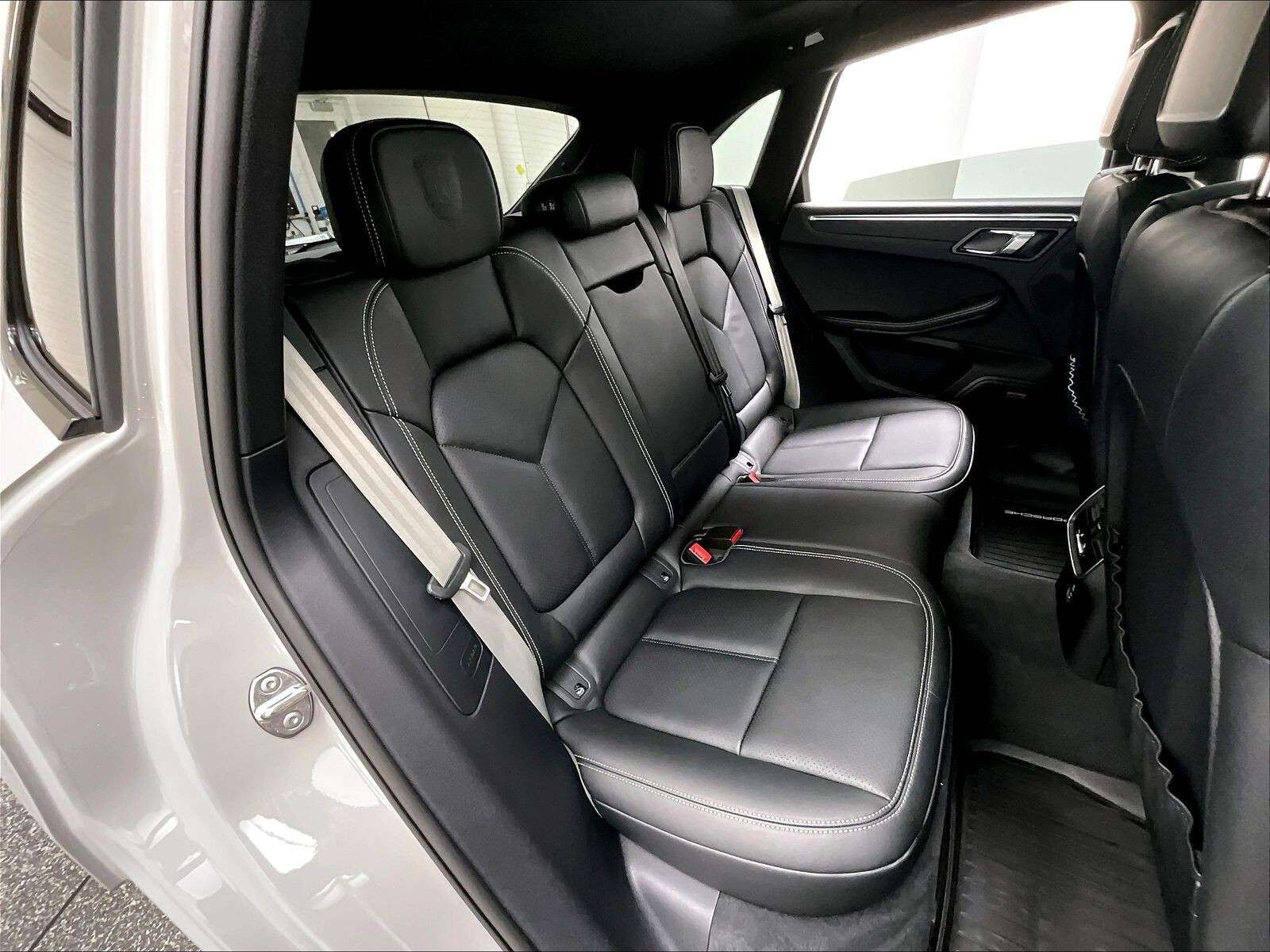 2026 Porsche Macan T thumb 16
