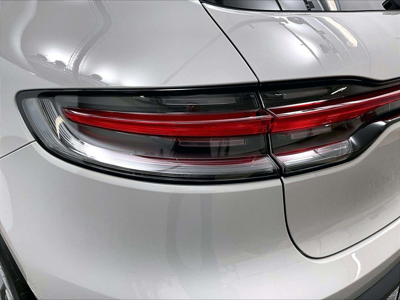 2026 Porsche Macan T thumb 35