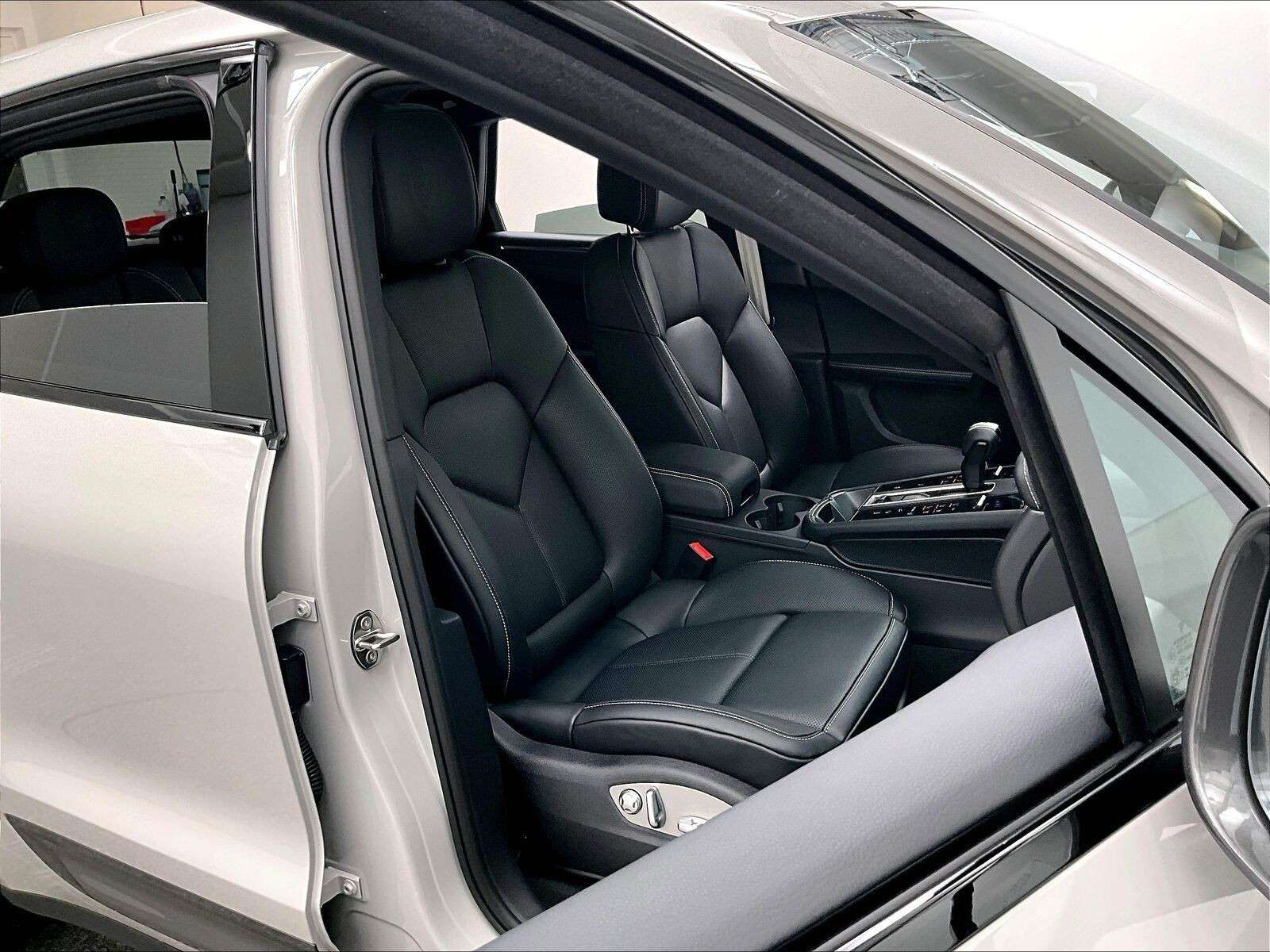 2026 Porsche Macan T thumb 14