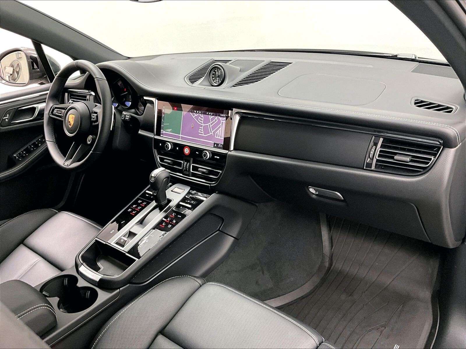 2026 Porsche Macan T thumb 27