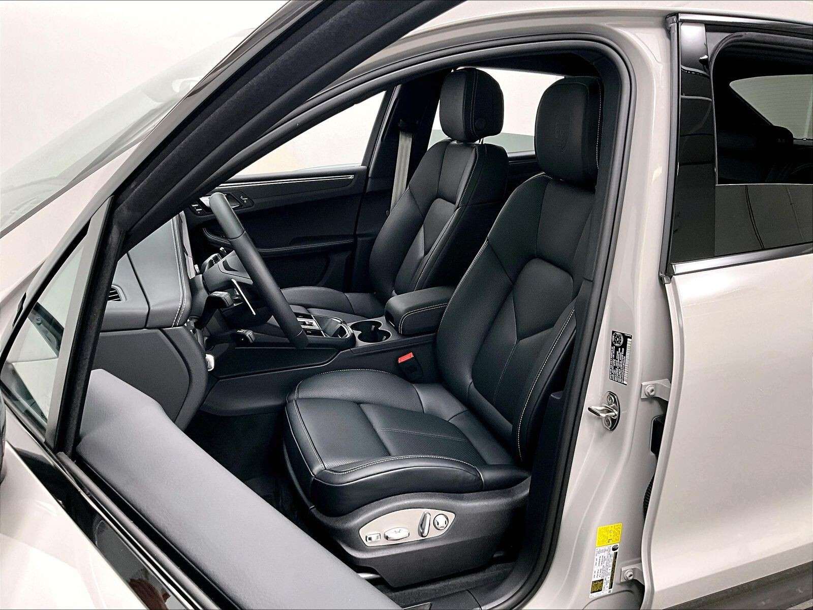 2026 Porsche Macan T thumb 12