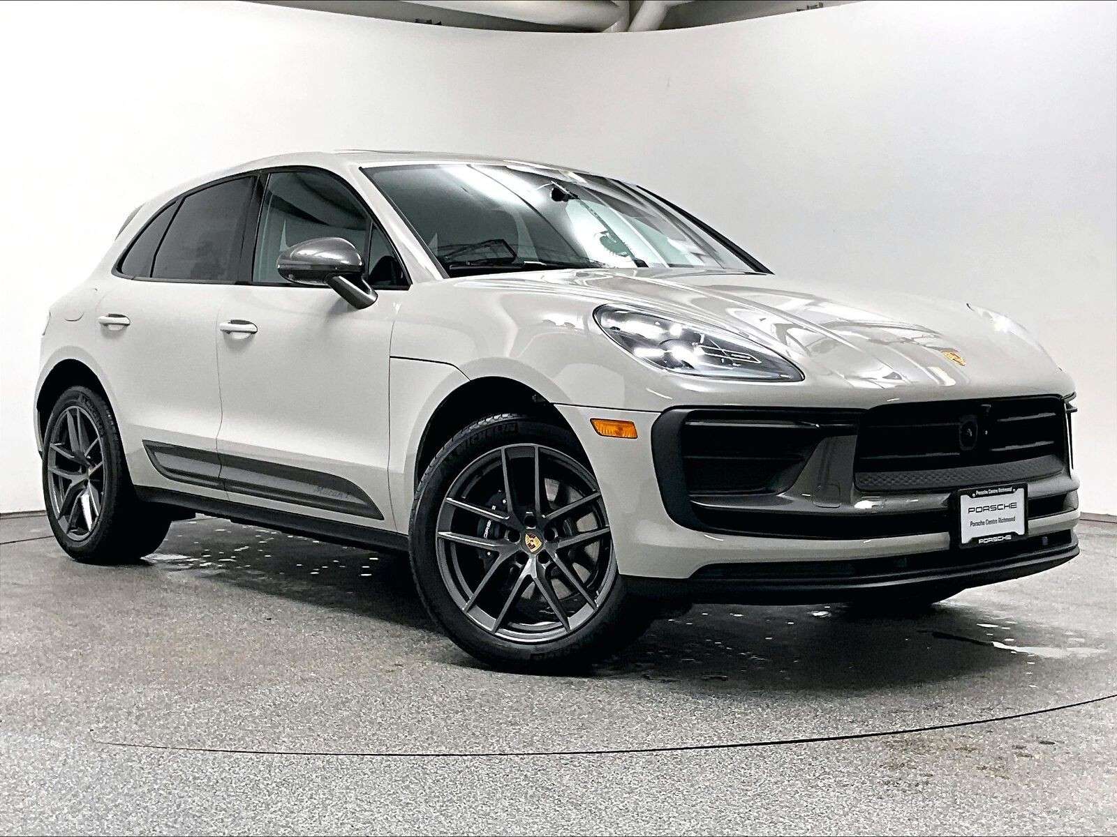 2026 Porsche Macan T alt 3