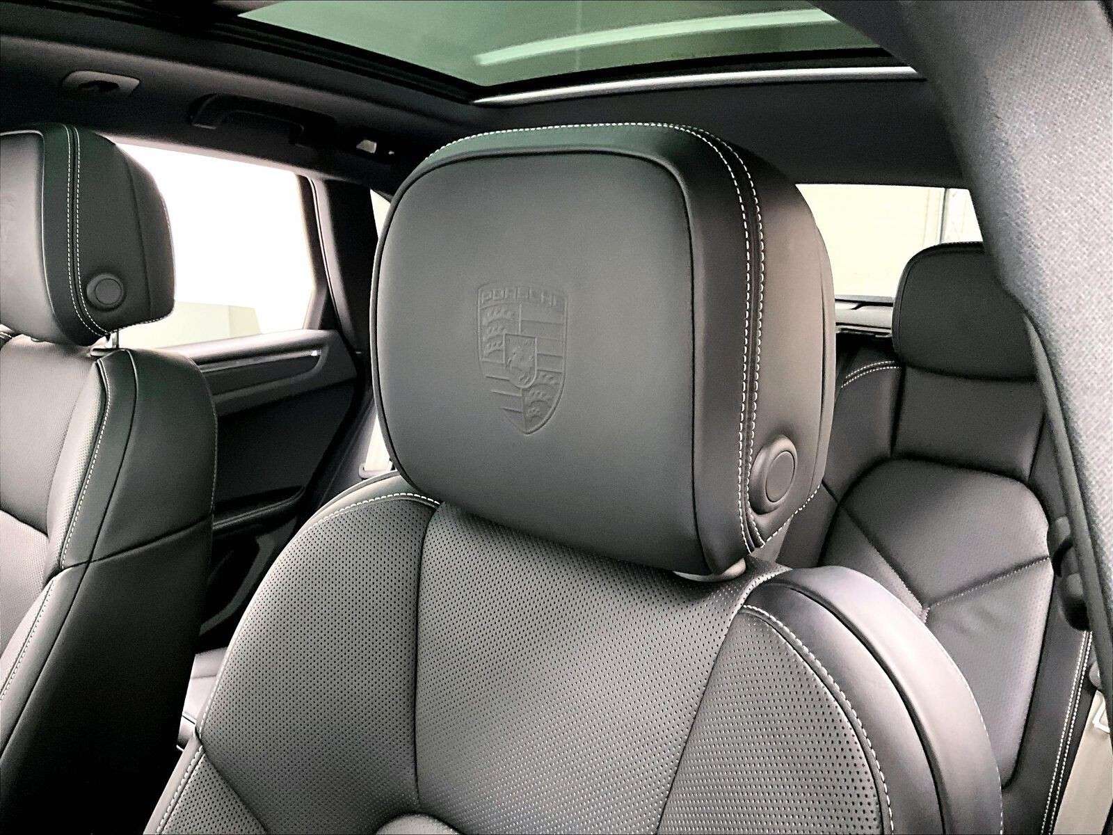 2026 Porsche Macan T thumb 13