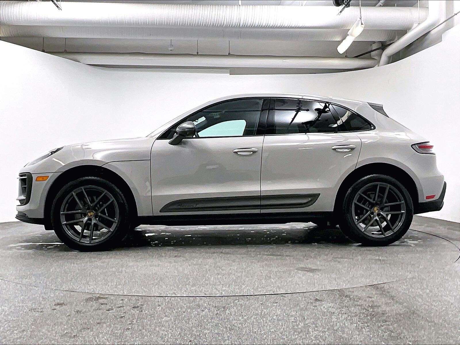 2026 Porsche Macan T thumb 8