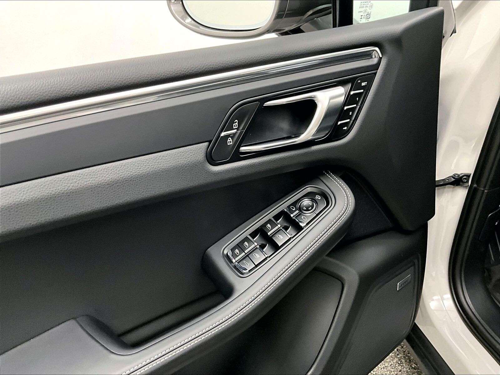 2026 Porsche Macan T thumb 18