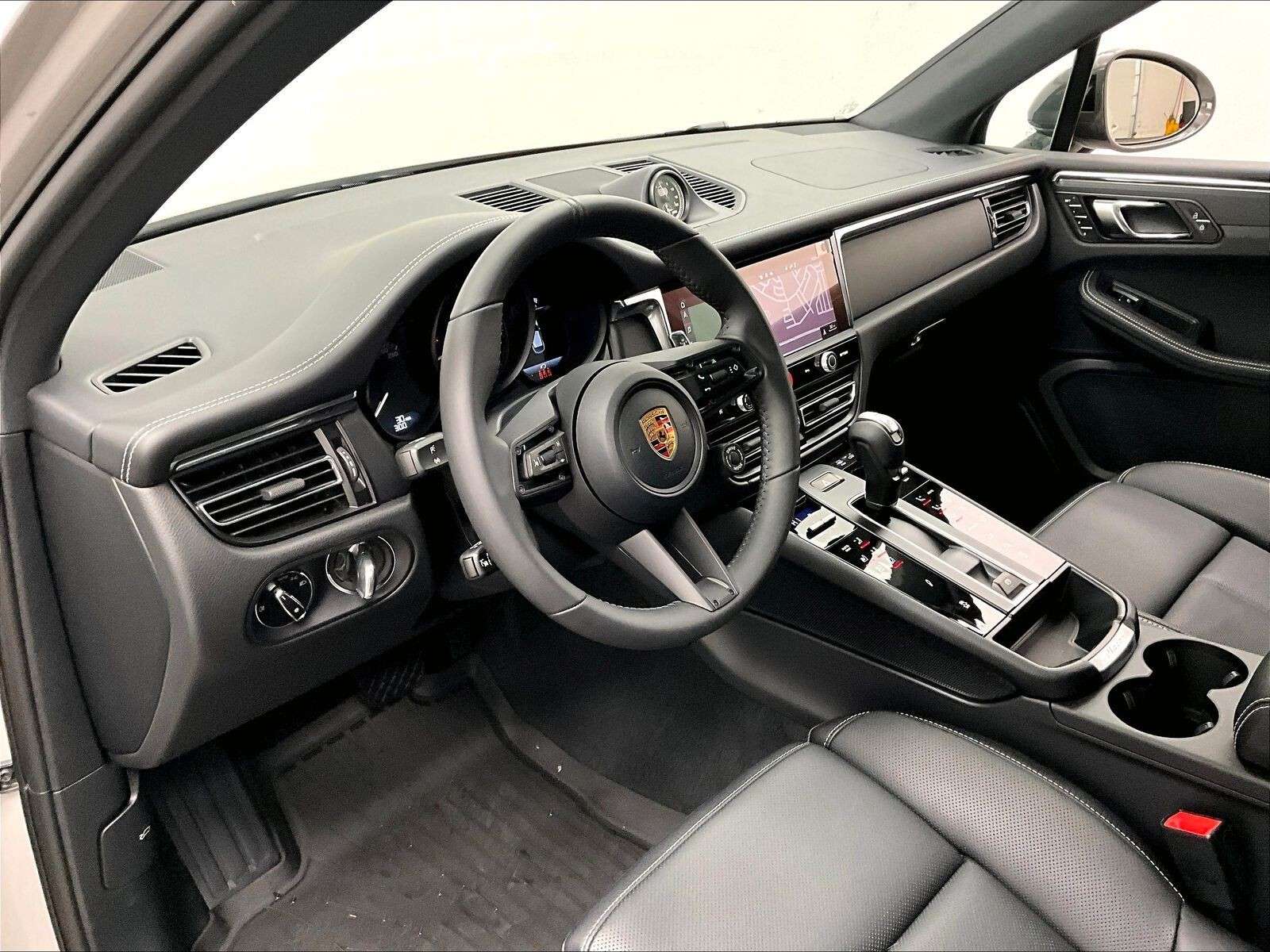 2026 Porsche Macan T thumb 9