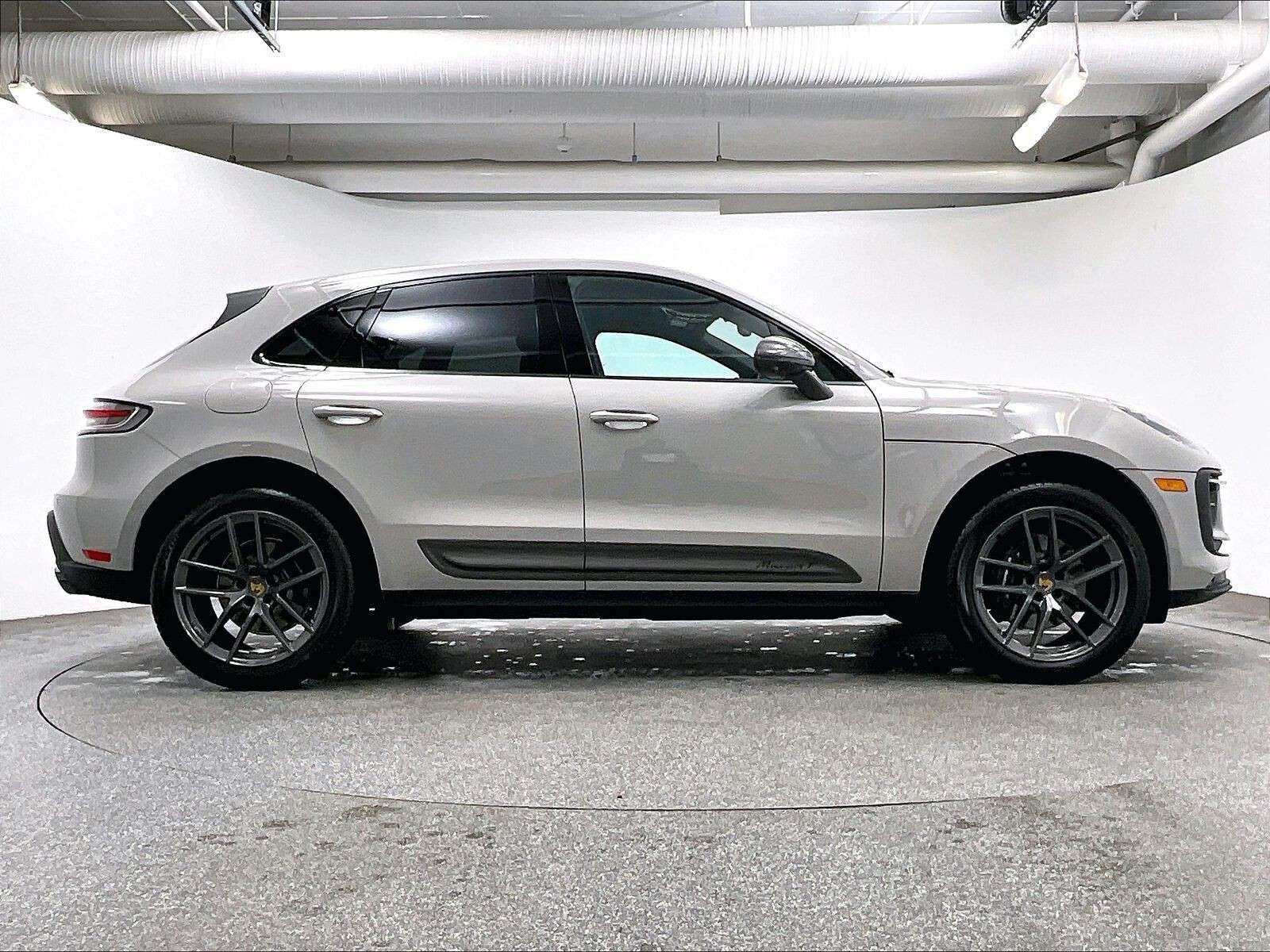 2026 Porsche Macan T alt 4