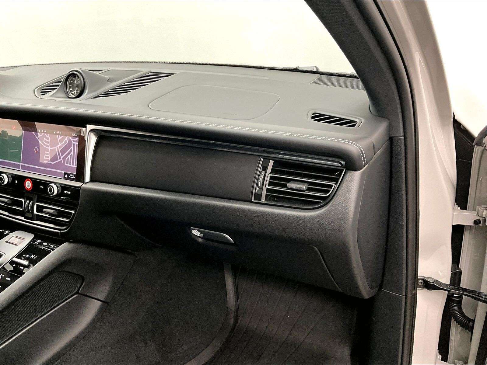 2026 Porsche Macan T thumb 26
