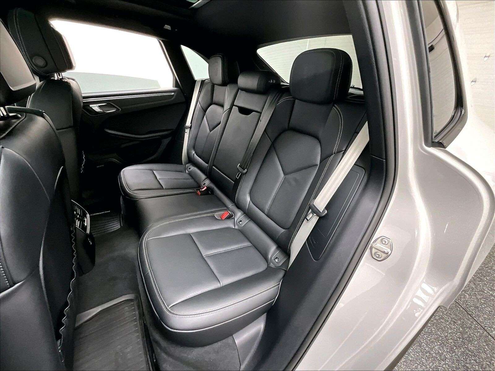2026 Porsche Macan T thumb 15