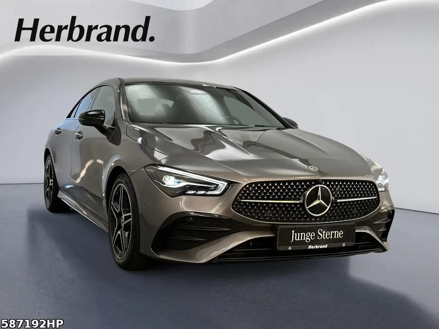 Mercedes-Benz CLA 220 d AMG Night DISTRONIC Anhängerkupplung Grau - 2