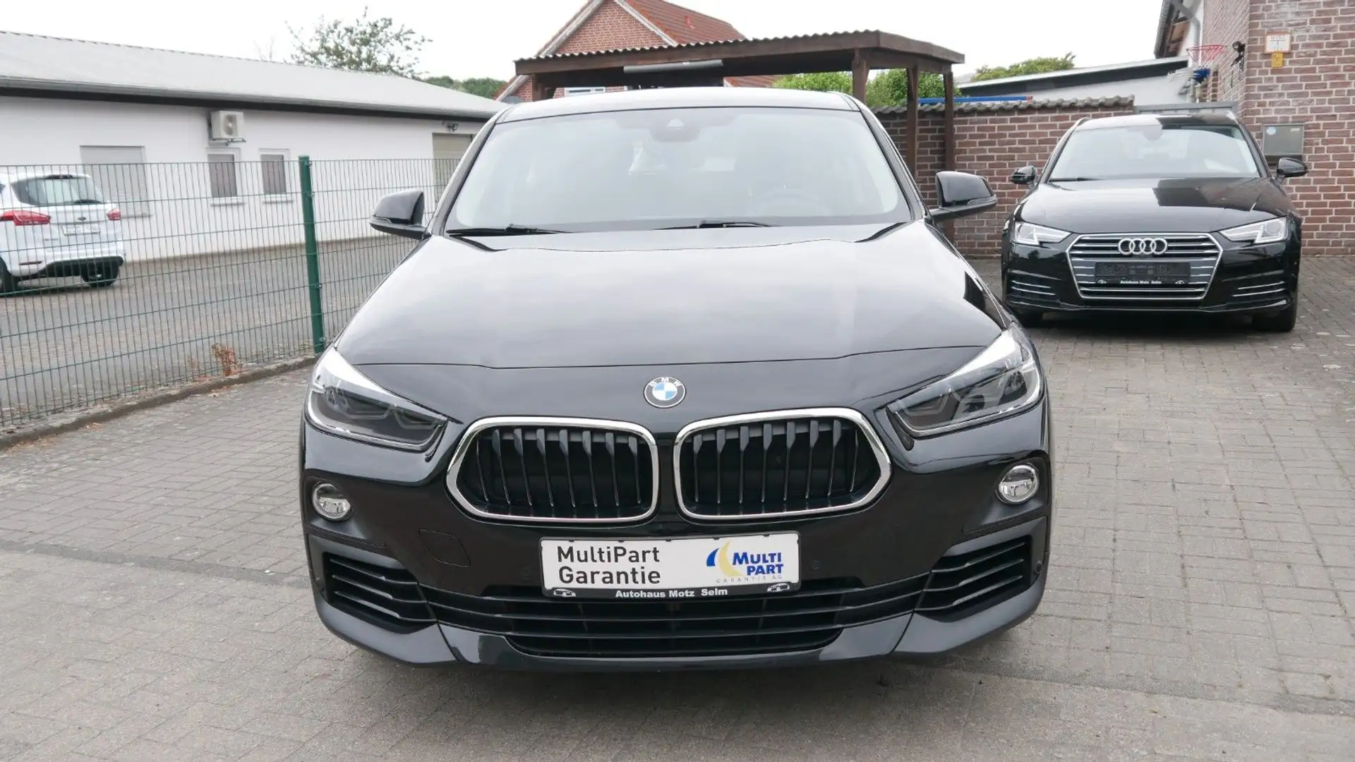 BMW X2 sDrive20i Advantage Schwarz - 2