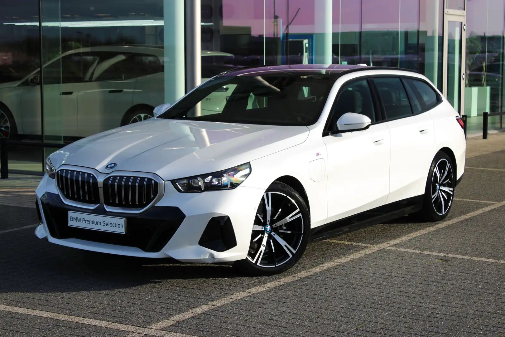 BMW 530 5 Serie Touring 530e M Sport Automaat / Panoramada Blanc - 2