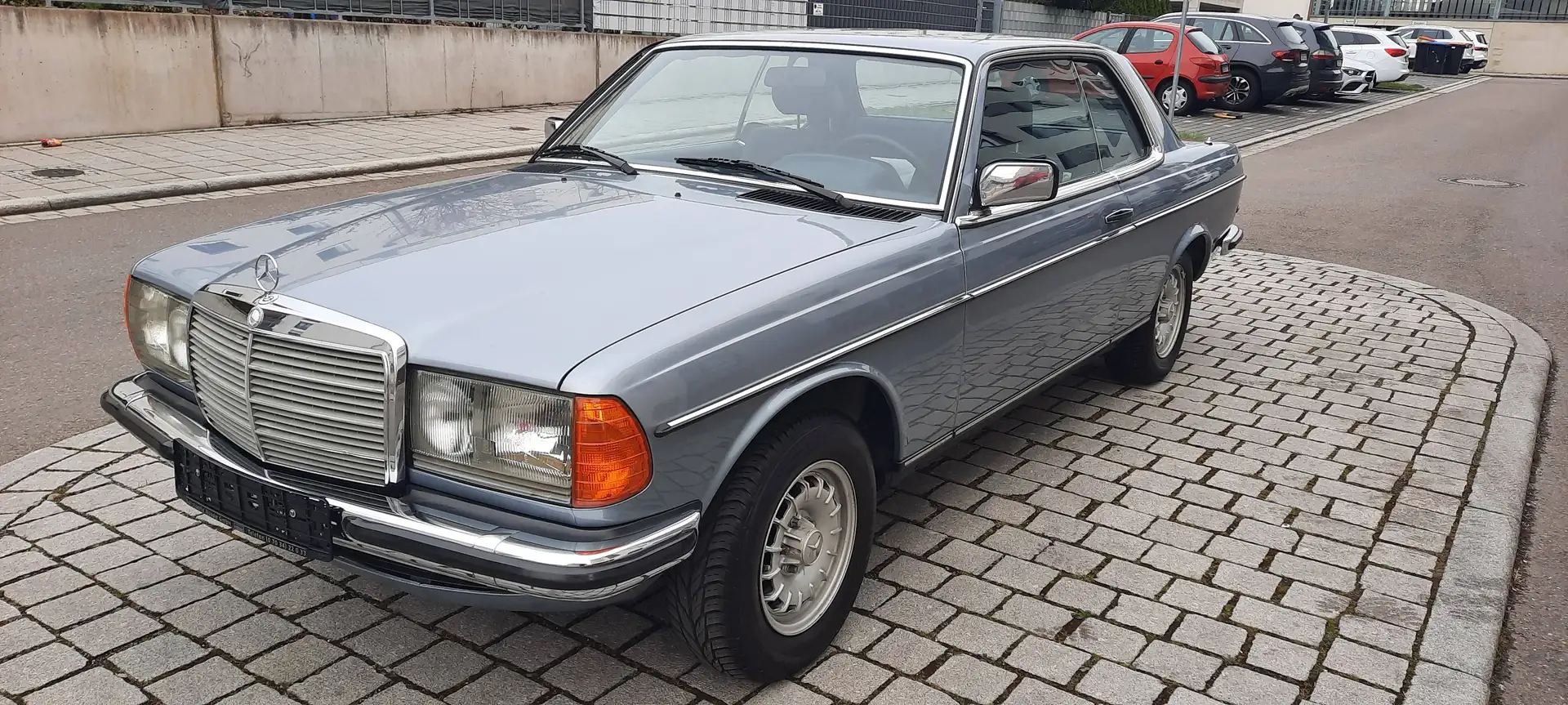 Mercedes-Benz Baureihe 123 C 123 230E Blau - 1