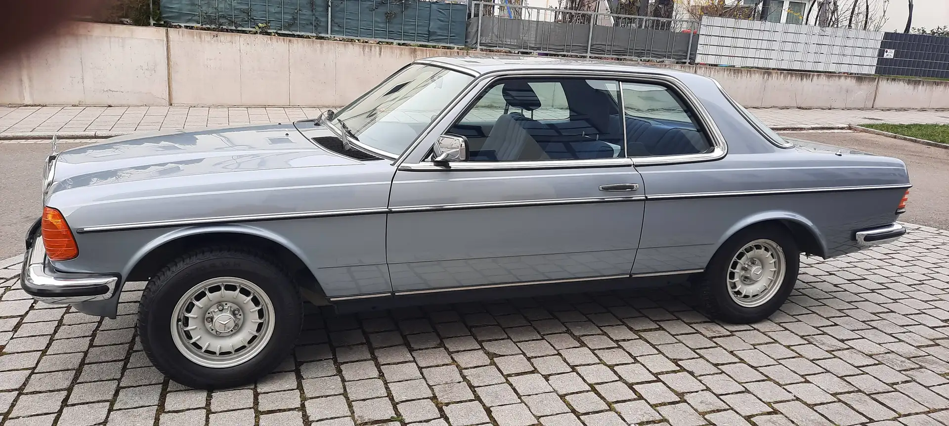 Mercedes-Benz Baureihe 123 C 123 230E Blau - 2