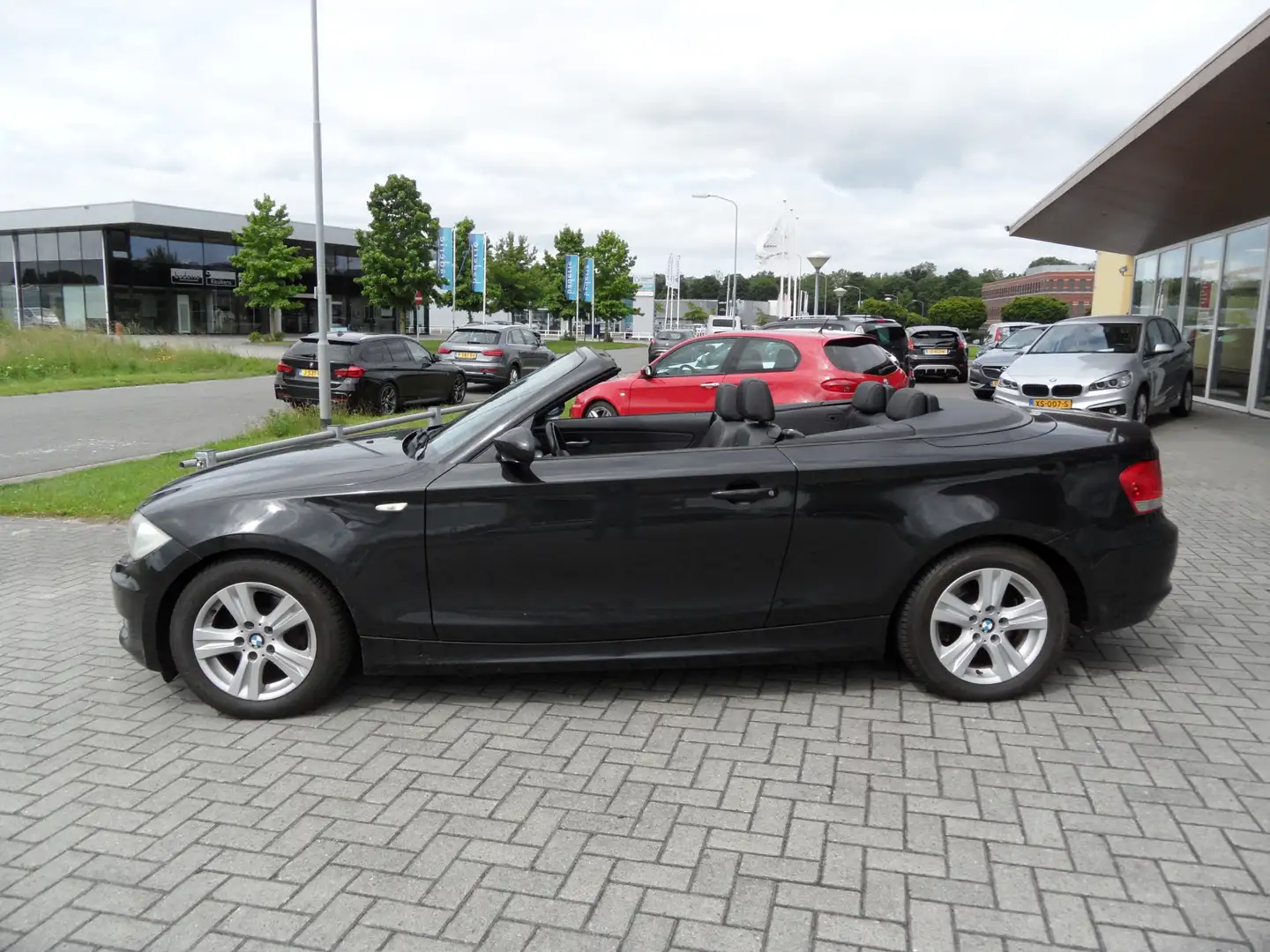 BMW 120 1-serie Cabrio 120i High Executive Automaat Zwart - 2