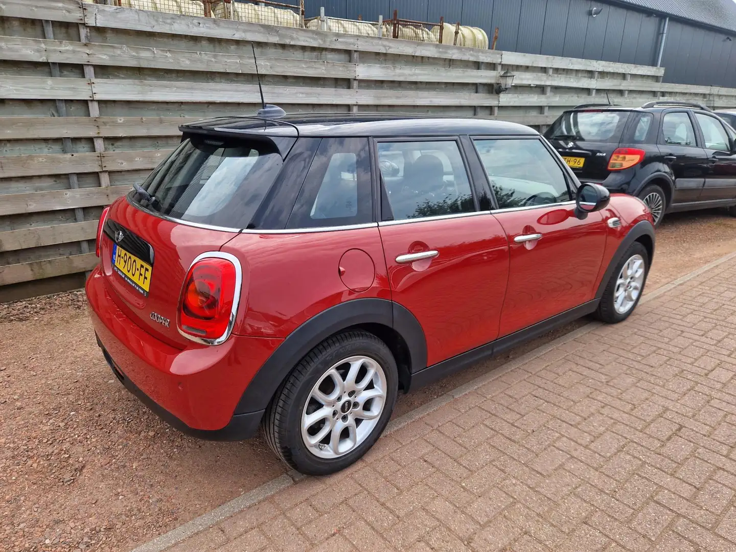 MINI Cooper Mini 1.5 Serious Business Climatronic Navigatie Rood - 2