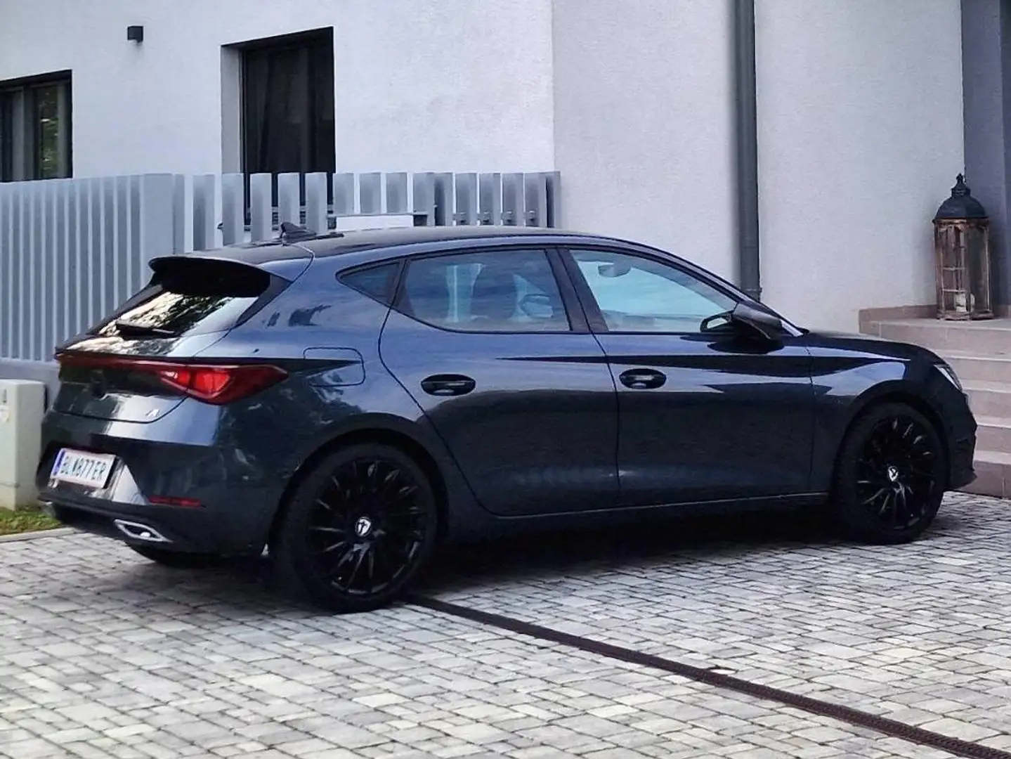 SEAT Leon Leon 1,5 eTSI ACT FR DSG FR Grau - 2