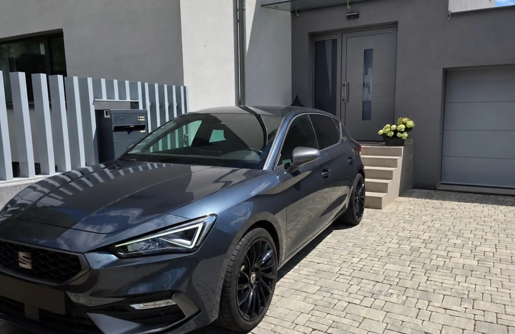 SEAT Leon Leon 1,5 eTSI ACT FR DSG FR Grau - 1