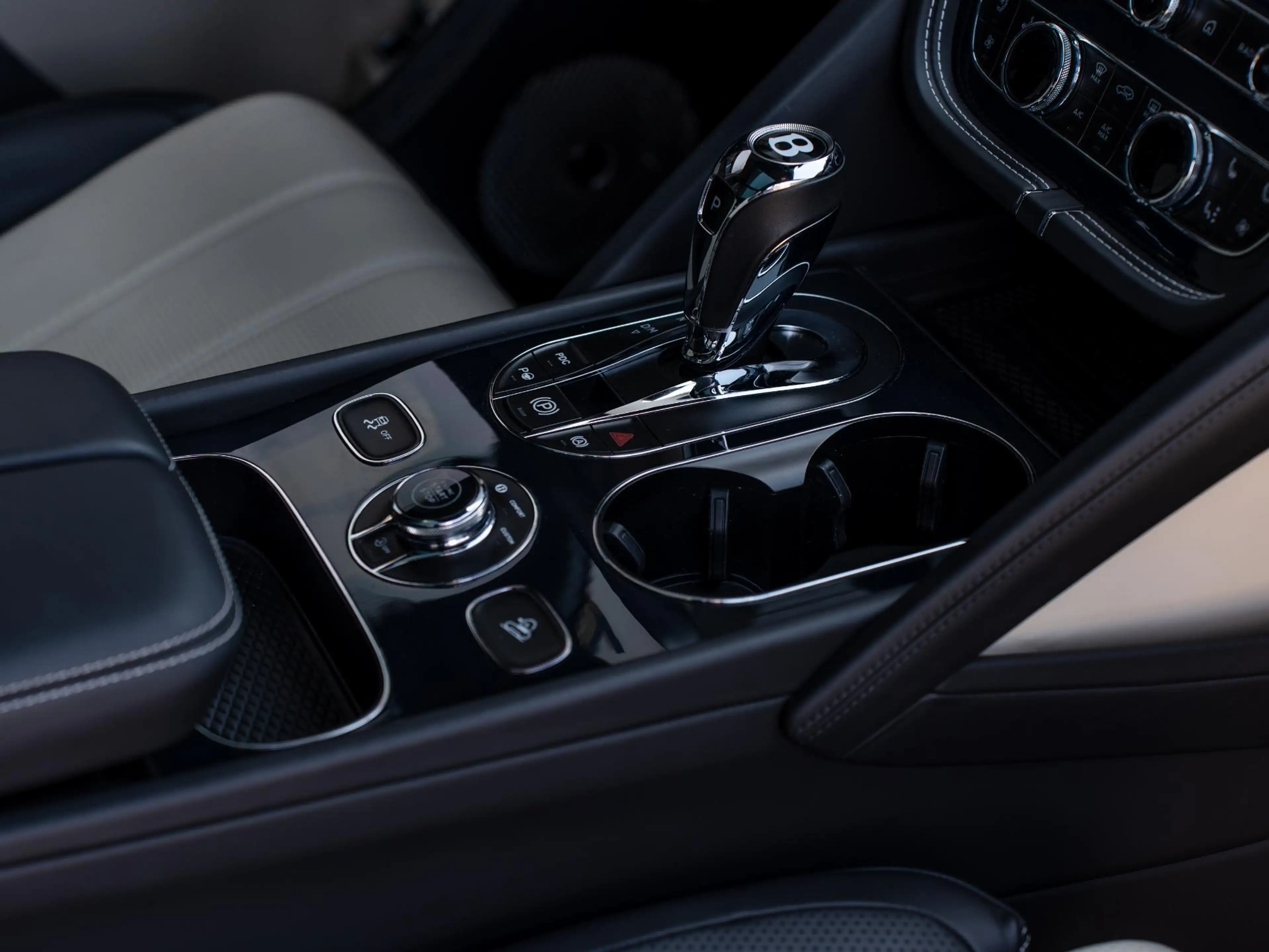 Bentley Bentayga 4.0 V8 First Edition 7-Seats | NAIM Audio | Elektr — photo 13