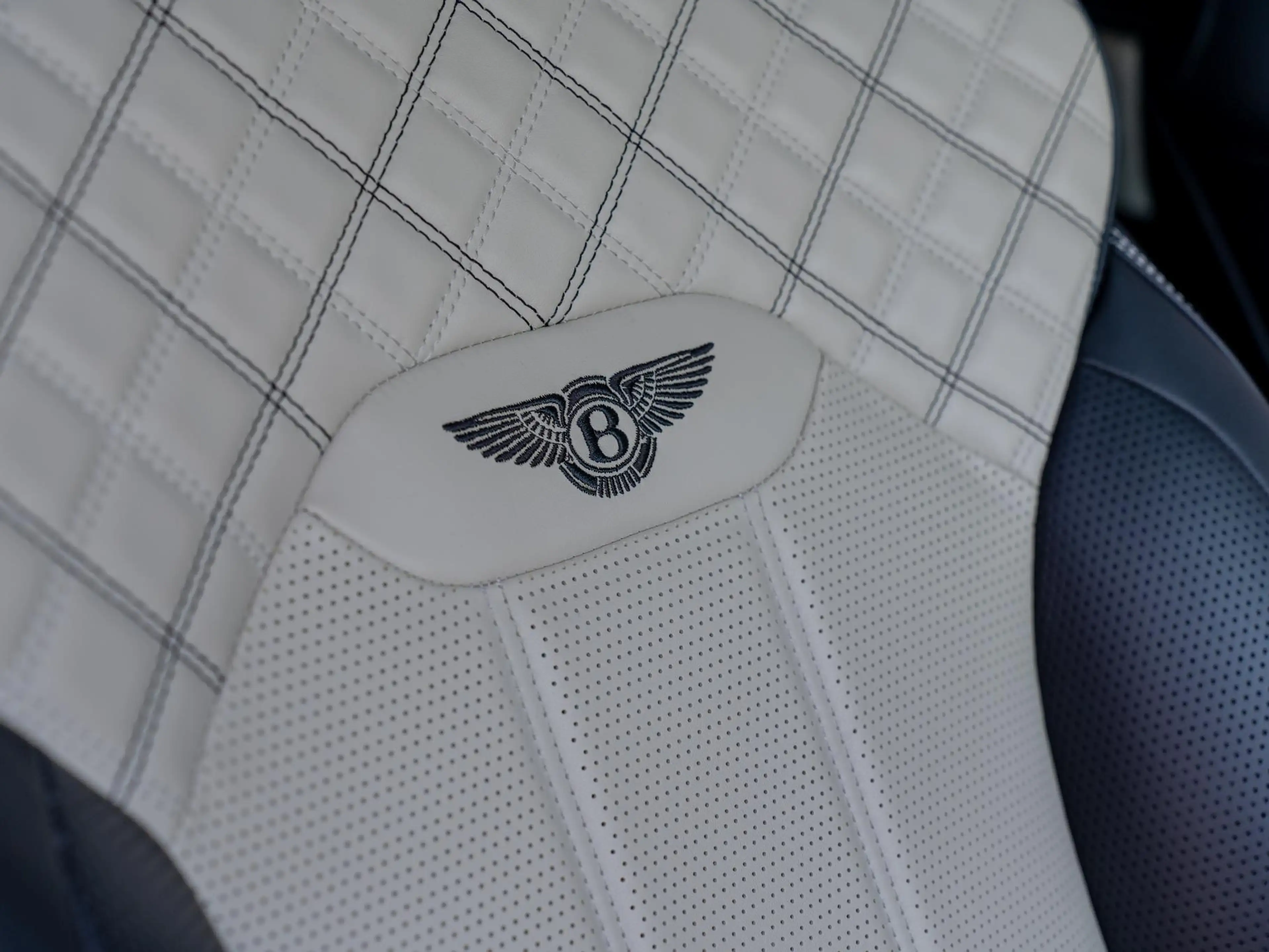 Bentley Bentayga 4.0 V8 First Edition 7-Seats | NAIM Audio | Elektr — photo 17