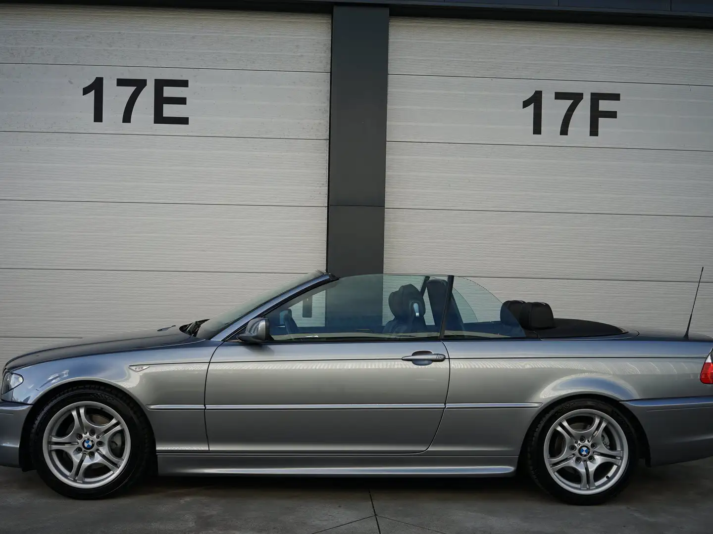 BMW 320 i M-pakket aut. Let op:96dkm-NIEUWWAARDIG-'04 Gris - 1