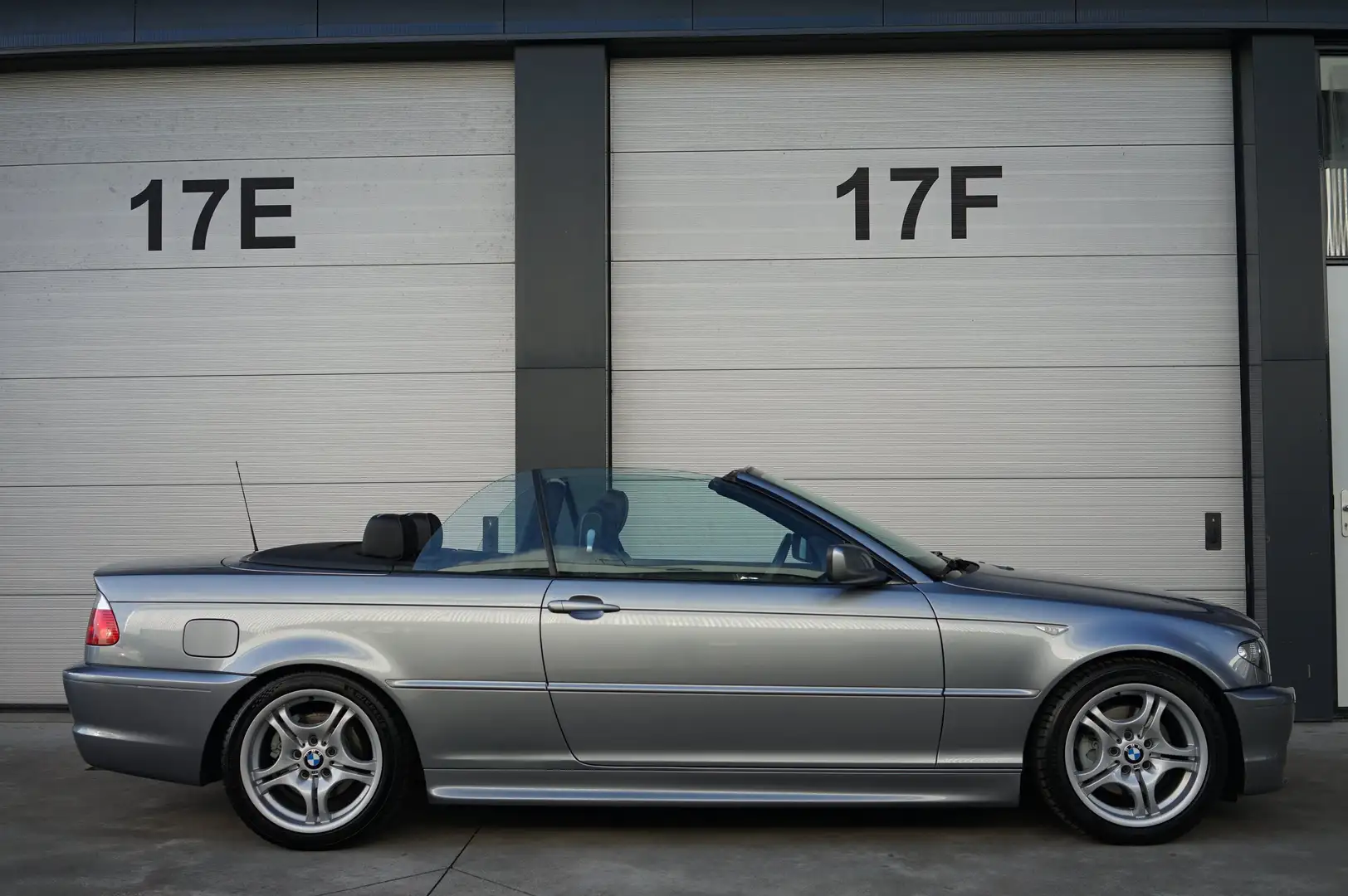 BMW 320 i M-pakket aut. Let op:96dkm-NIEUWWAARDIG-'04 Gris - 2