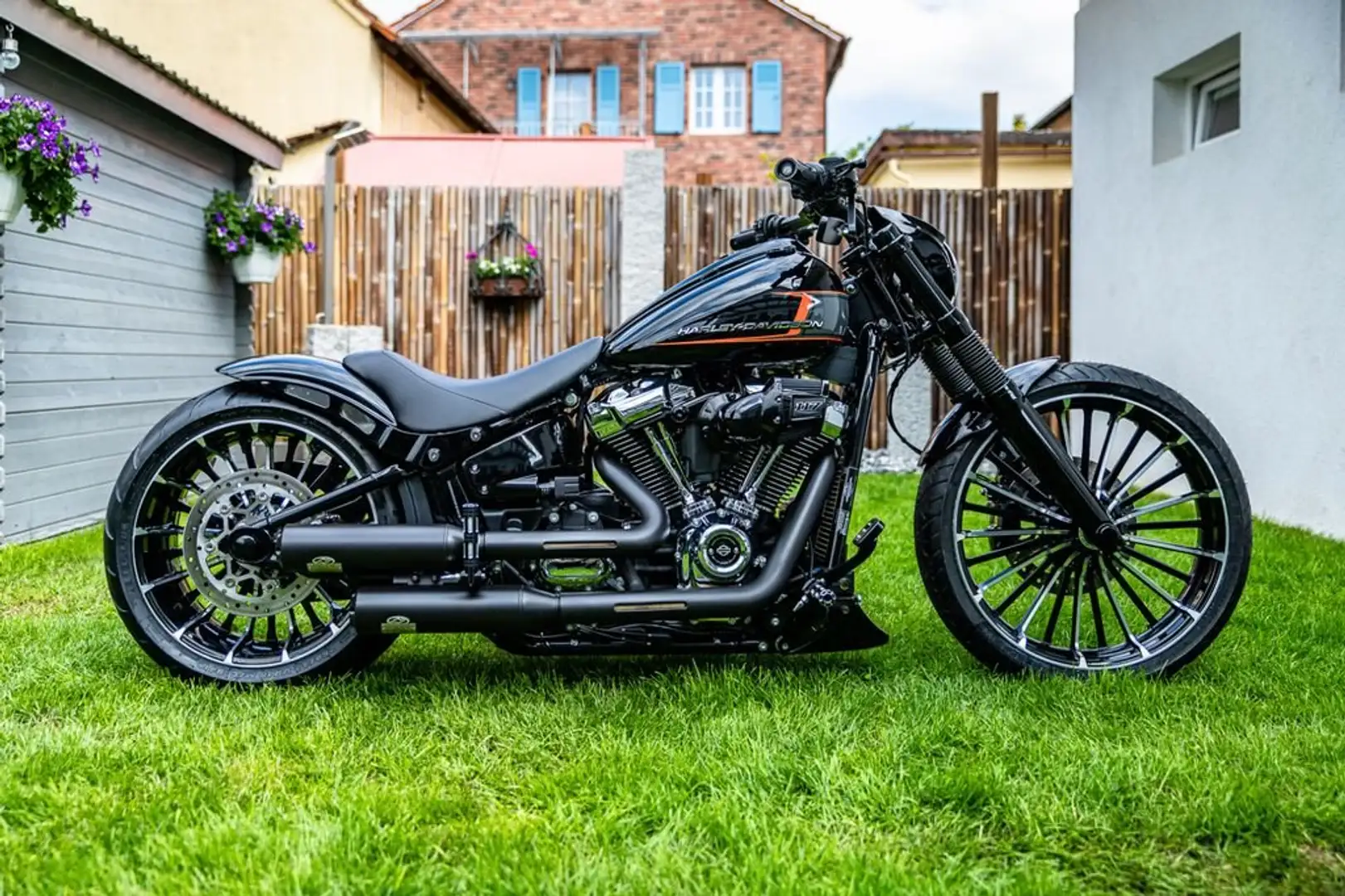 Harley-Davidson Breakout 117 Black - 1