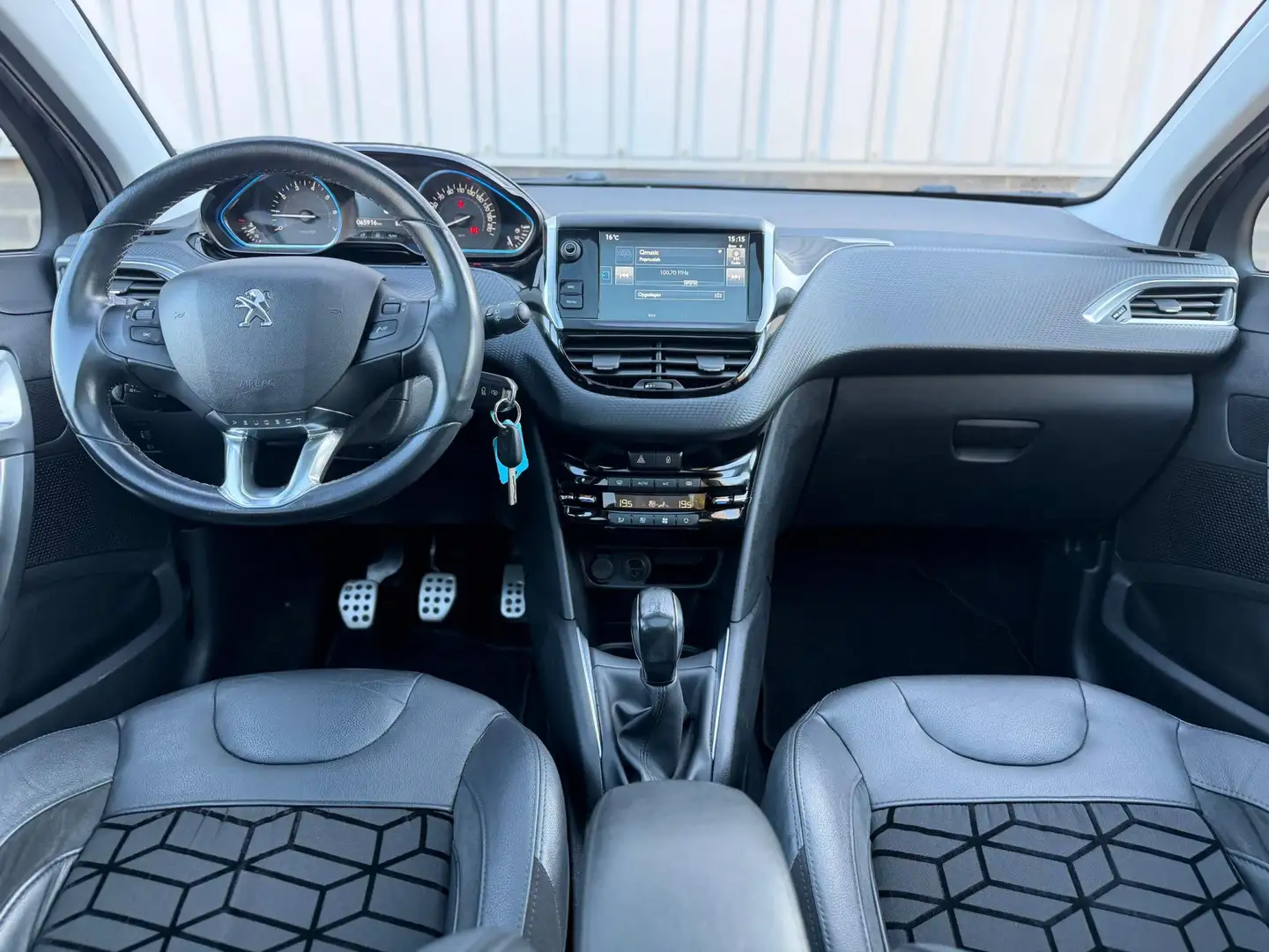 Peugeot 208 1.2 PureTech Première |Navi|Pano|CruiseCtrl|Camera Zwart - 2