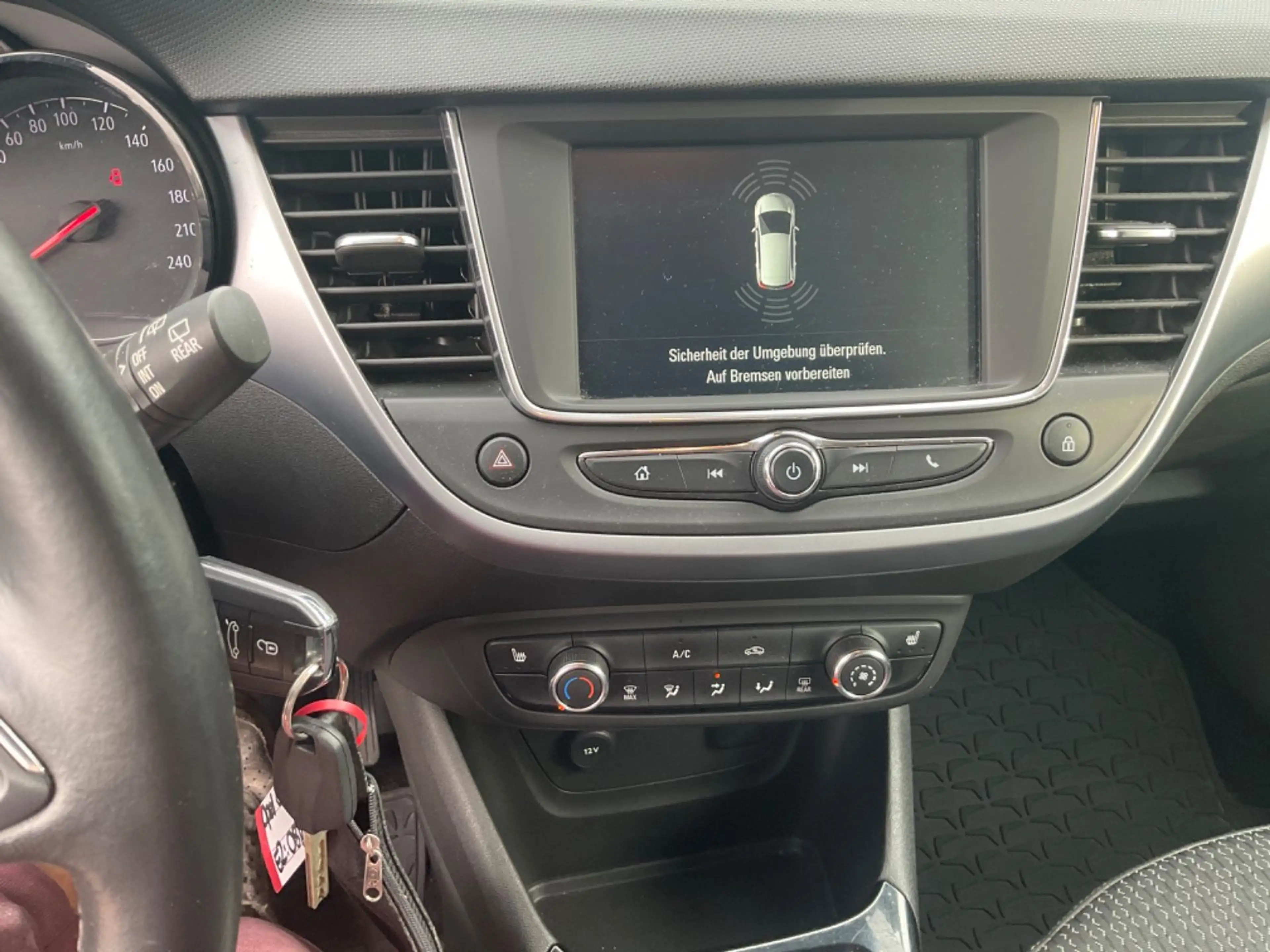Opel Crossland X — photo 11