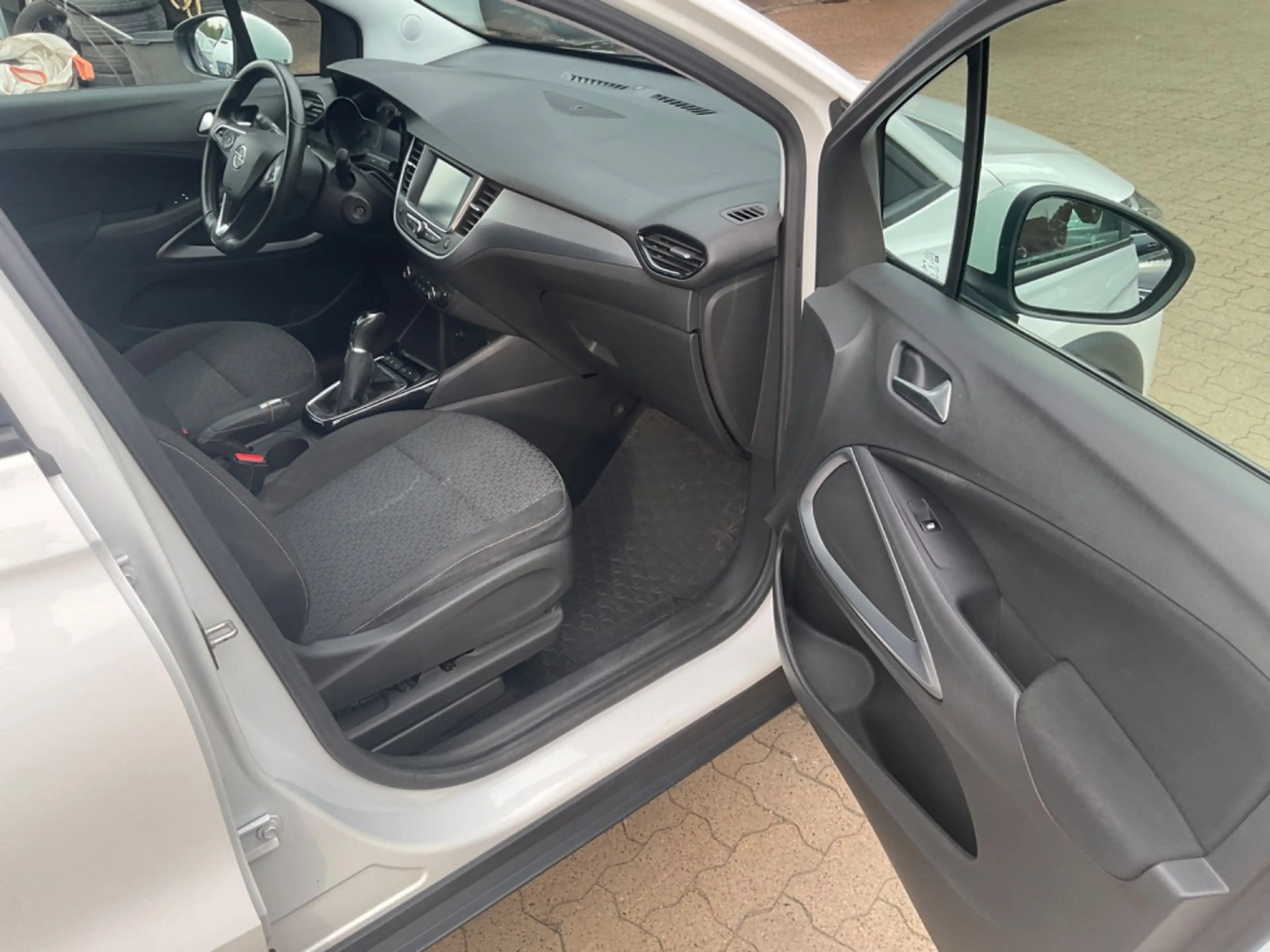 Opel Crossland X — photo 3