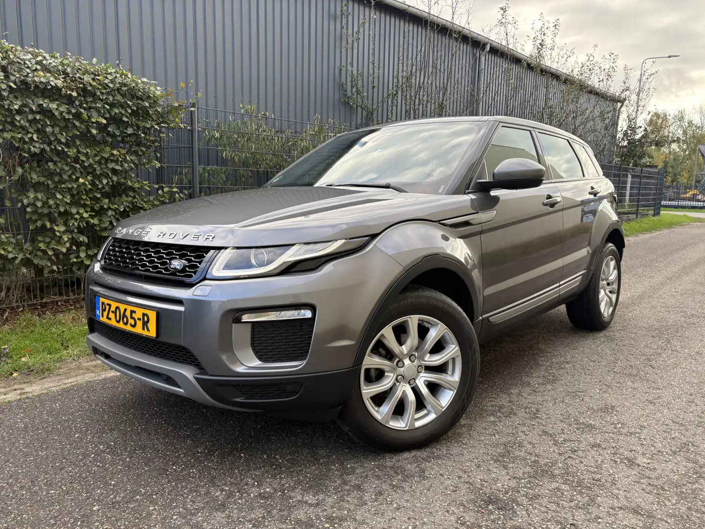 Land Rover Range Rover Evoque 2.0 eD4 Urban Series SE / LEER / NAVI / PANORAMADA Gris - 1